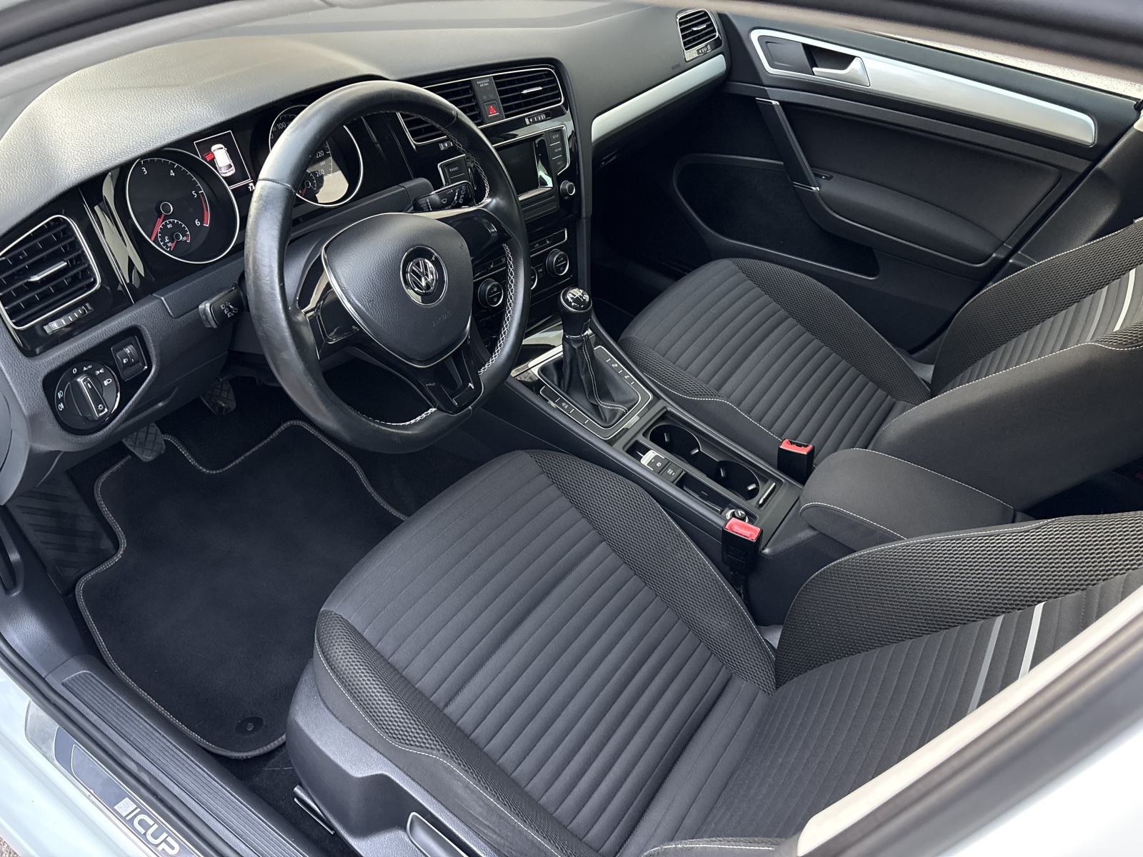 VW GOLF 7 CUP! 1.6 TDI, PRAK PILOT, SENZORI, ALU R16, REG, SERVISNA, fotografija 8