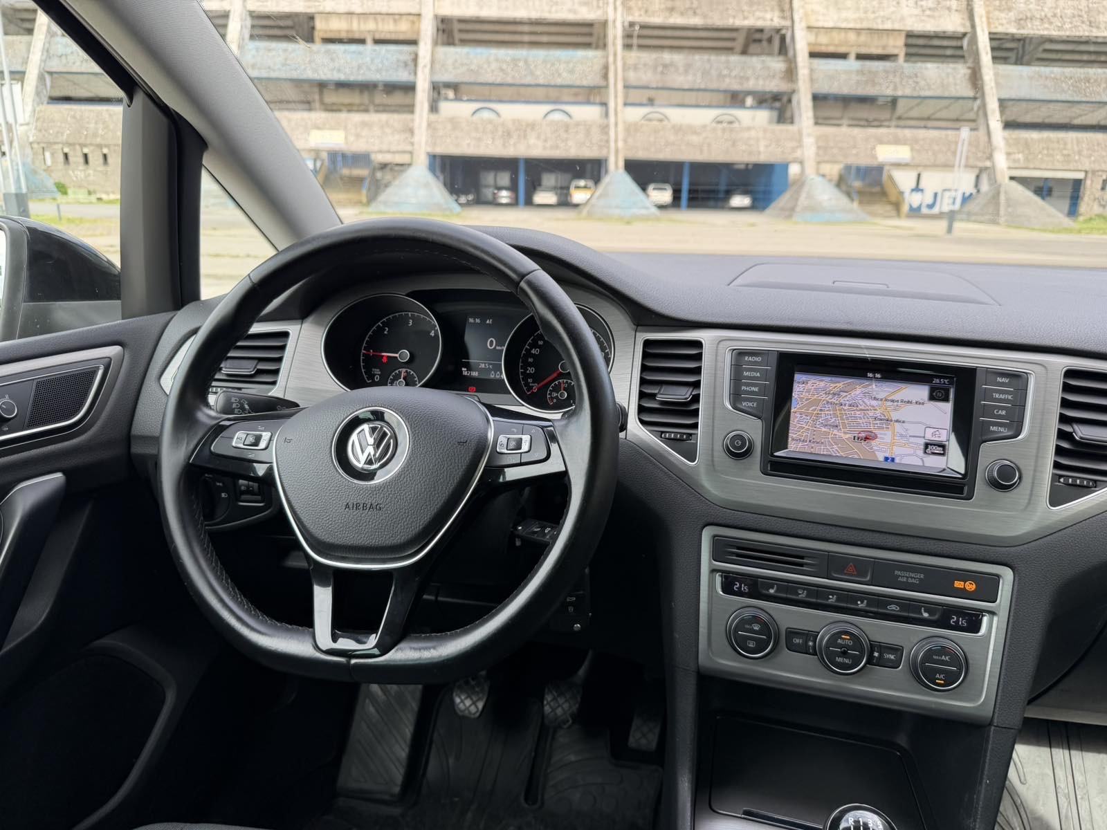 VW GOLF 7 SPORTVAN ** REG. GODINU DANA** SERVISNA**NOVE GUME**, fotografija 11
