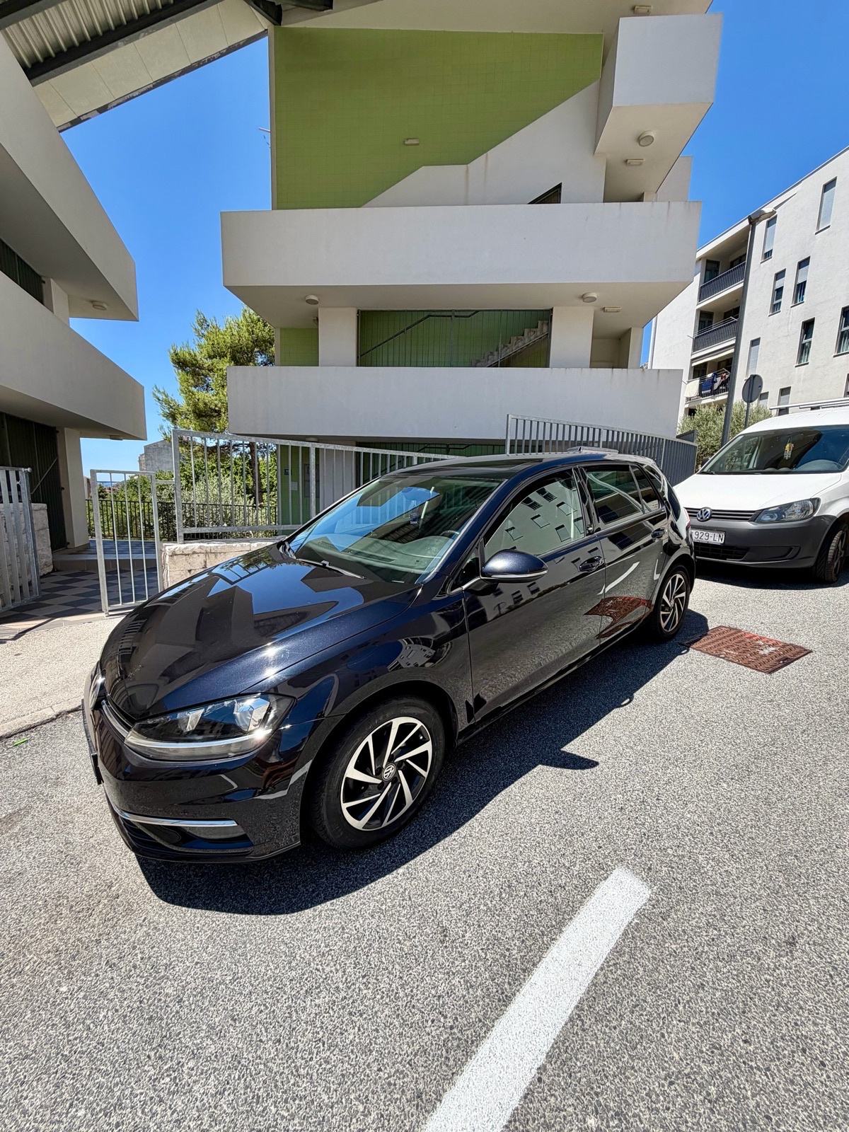 VW Golf 7.5 1,6 TDI automatik PANORAMA, SOUND, pogled izvana - slika 1