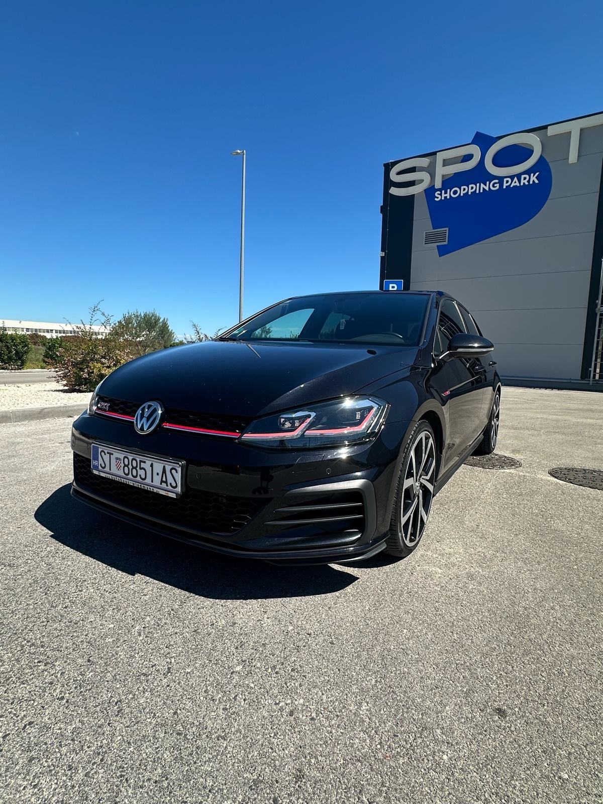 VW Golf 7.5 2,0 GTi PERFORMANCE SNIZENO KEYLESS DYNAUDIO PANORAMA, pogled izvana - slika 1