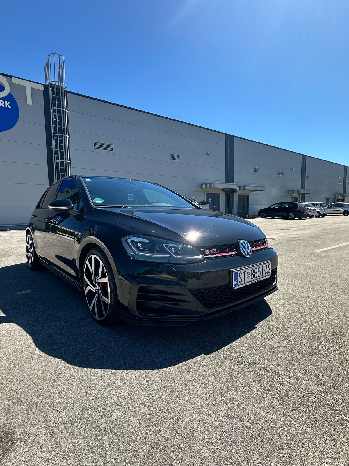 VW Golf 7.5 2,0 GTi PERFORMANCE SNIZENO KEYLESS DYNAUDIO PANORAMA, pogled izvana - slika 2