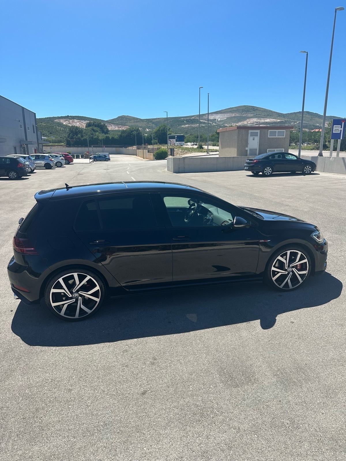 VW Golf 7.5 2,0 GTi PERFORMANCE SNIZENO KEYLESS DYNAUDIO PANORAMA, pogled izvana - slika 3