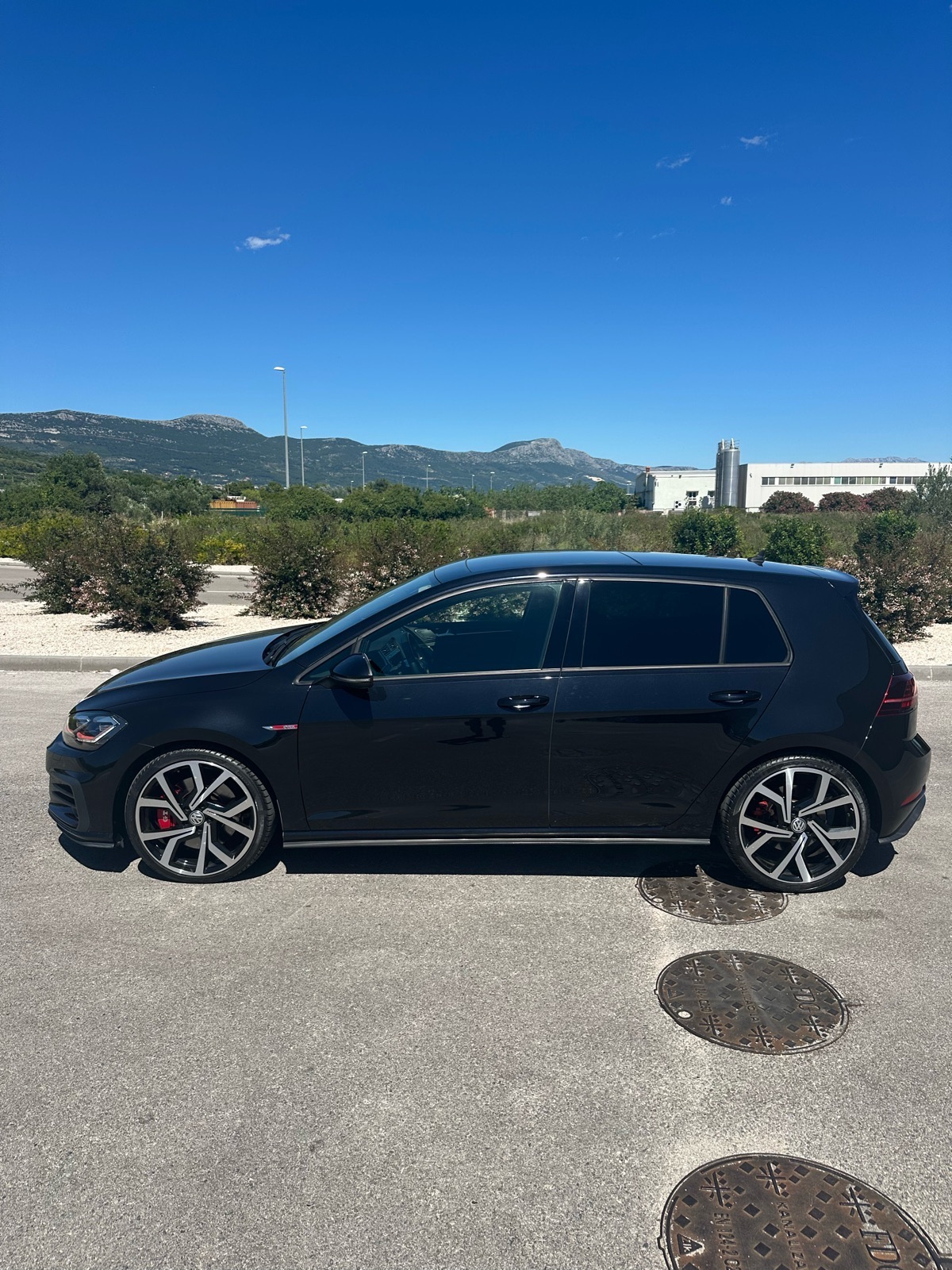 VW Golf 7.5 2,0 GTi PERFORMANCE SNIZENO KEYLESS DYNAUDIO PANORAMA, pogled izvana - slika 5