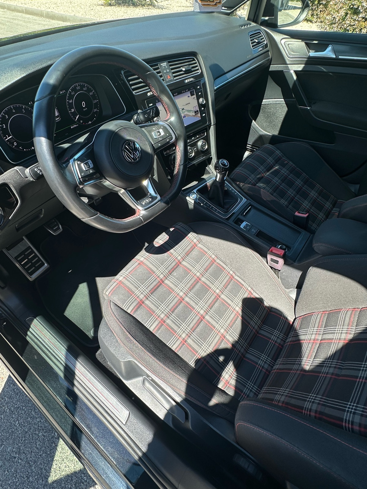 VW Golf 7.5 2,0 GTi PERFORMANCE SNIZENO KEYLESS DYNAUDIO PANORAMA, fotografija 7