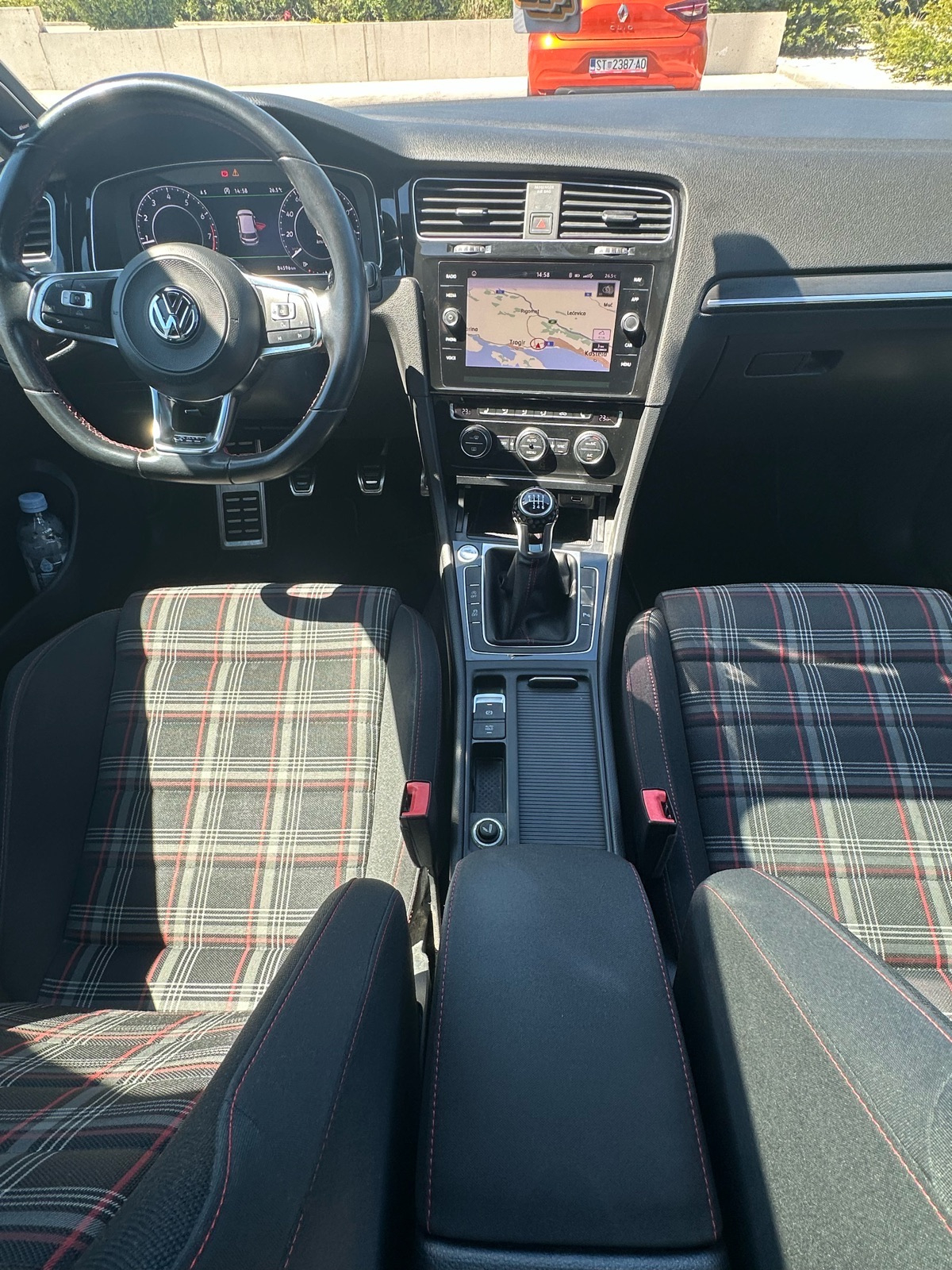 VW Golf 7.5 2,0 GTi PERFORMANCE SNIZENO KEYLESS DYNAUDIO PANORAMA, fotografija 9