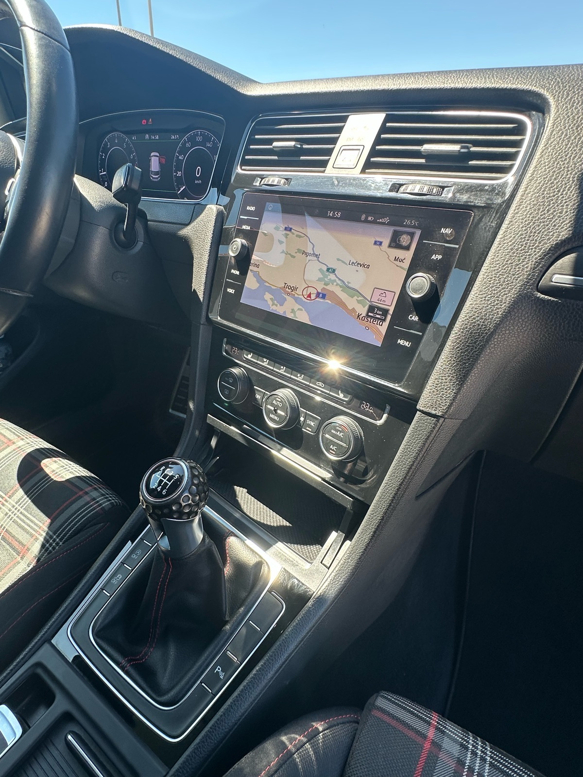 VW Golf 7.5 2,0 GTi PERFORMANCE SNIZENO KEYLESS DYNAUDIO PANORAMA, fotografija 10