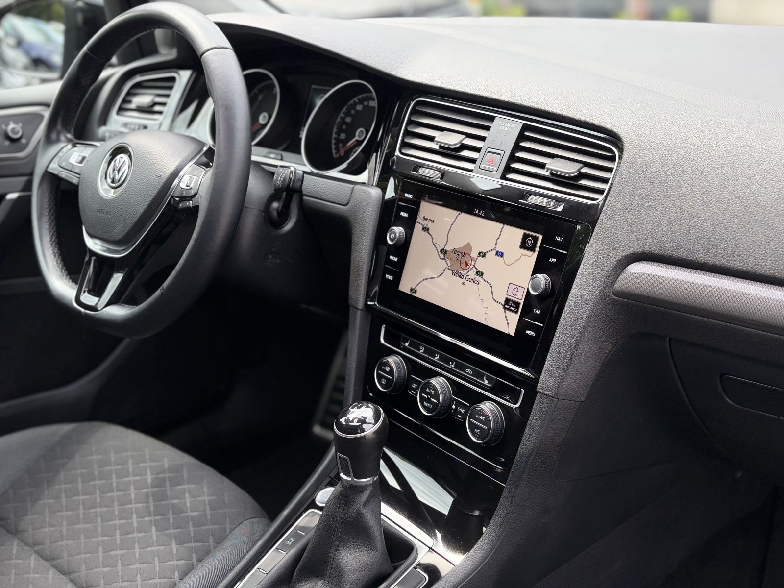 VW Golf 7,5 2,0 TDI ACC *Panorama* *1.vlasnik* *Servisna* *Jamstvo*, fotografija 19
