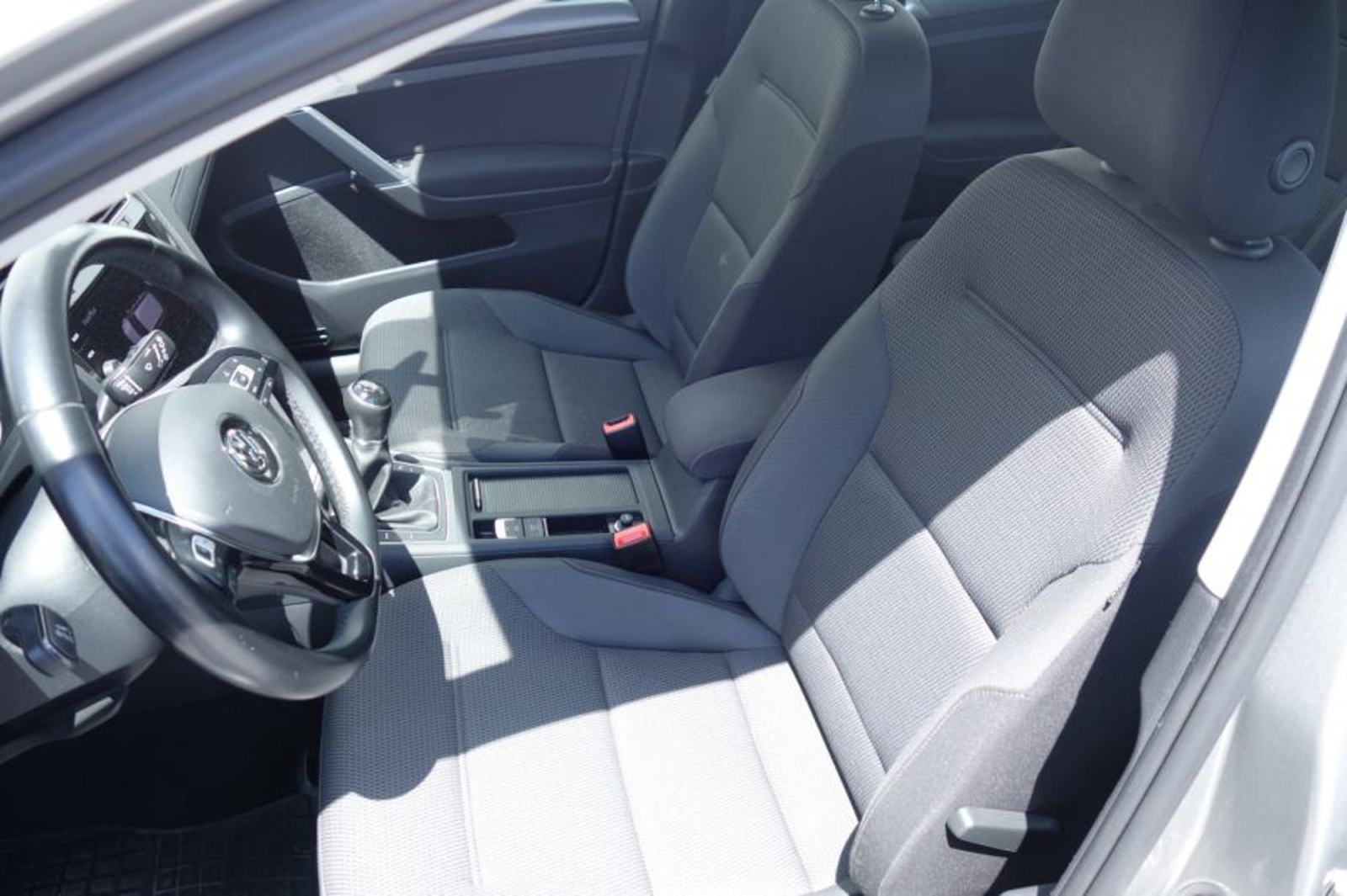 VW Golf 7,5 Variant 1,6 TDI, HR vozilo, fotografija 3