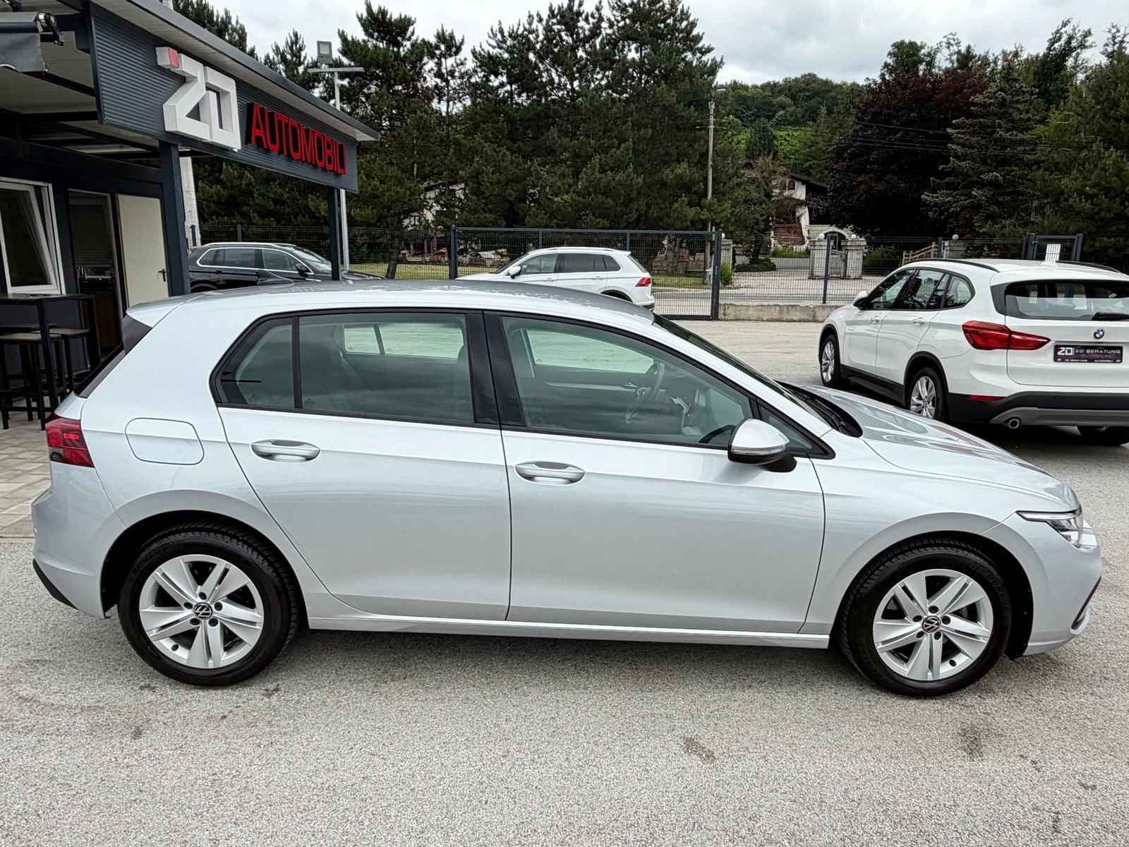 VW Golf 8 1,0 TSI Life *LED* Tempomat Grij.volana Lane Assist Servisna, fotografija 6