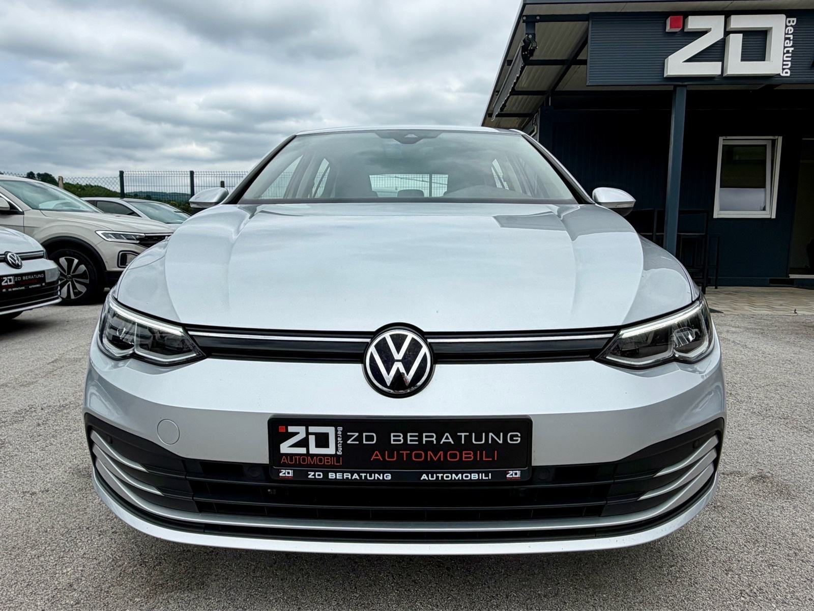 VW Golf 8 1,0 TSI Life *LED* Tempomat Grij.volana Lane Assist Servisna, fotografija 3
