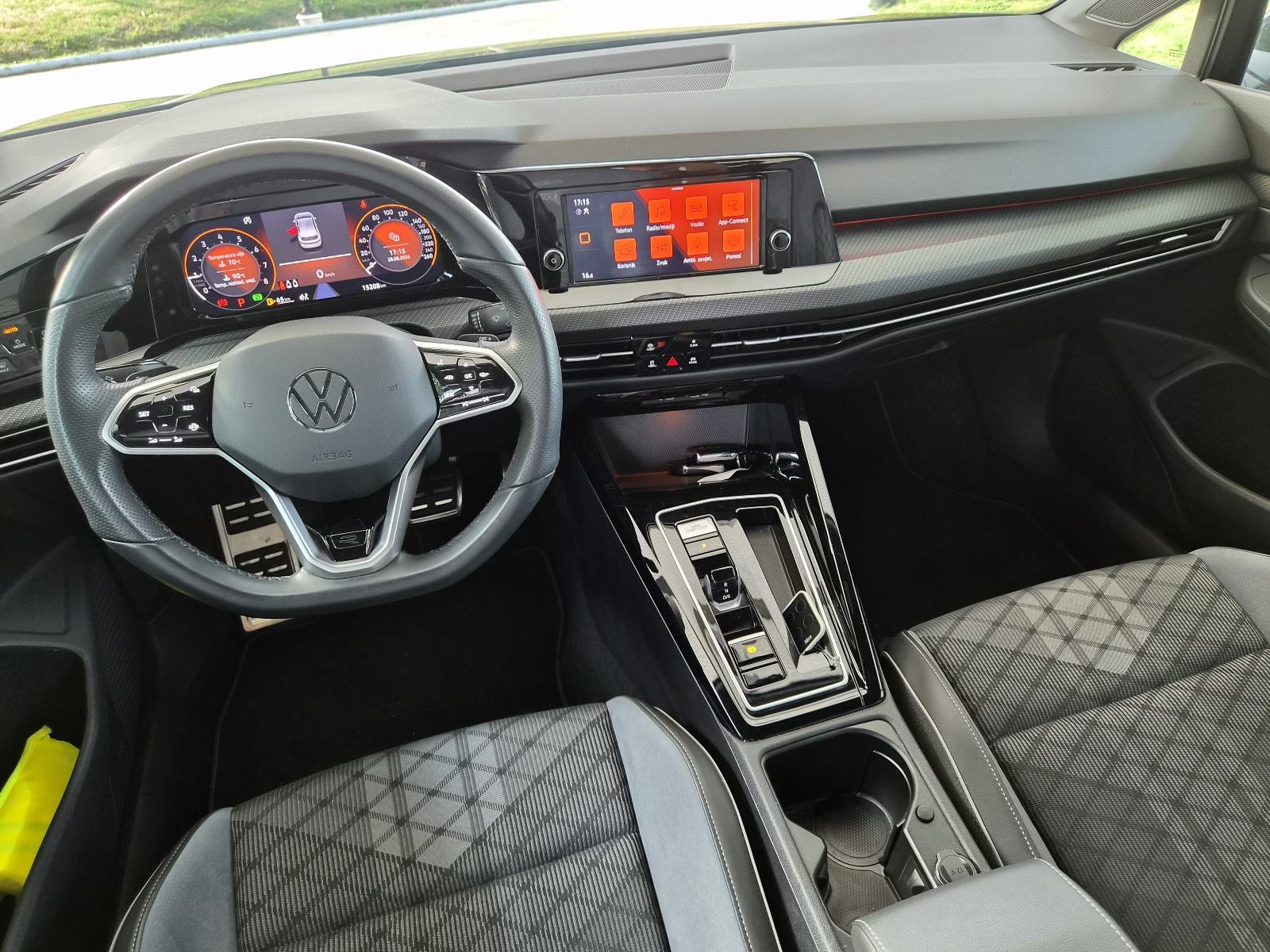 VW Golf 8 1,5 eTSI Dsg R-line 130ks (15200km), fotografija 8