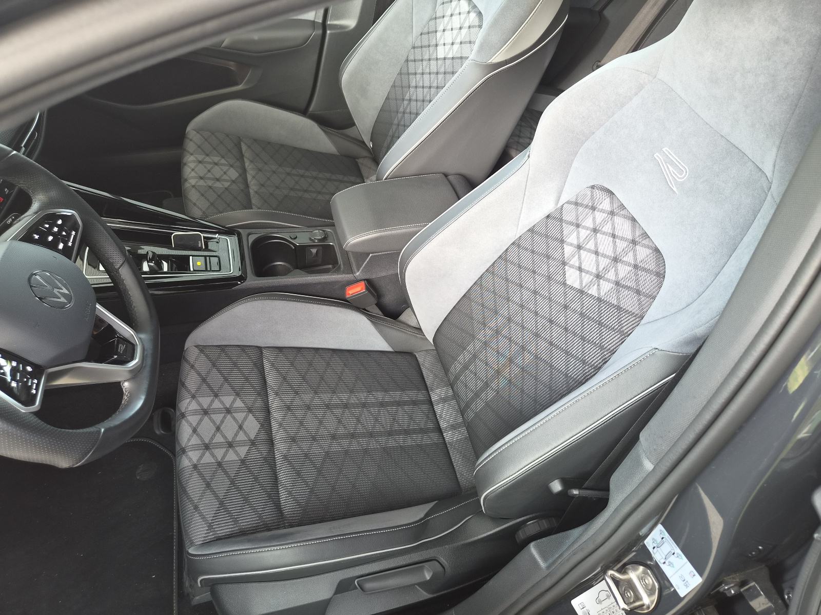 VW Golf 8 1,5 eTSI Dsg R-line 130ks (15200km), fotografija 11