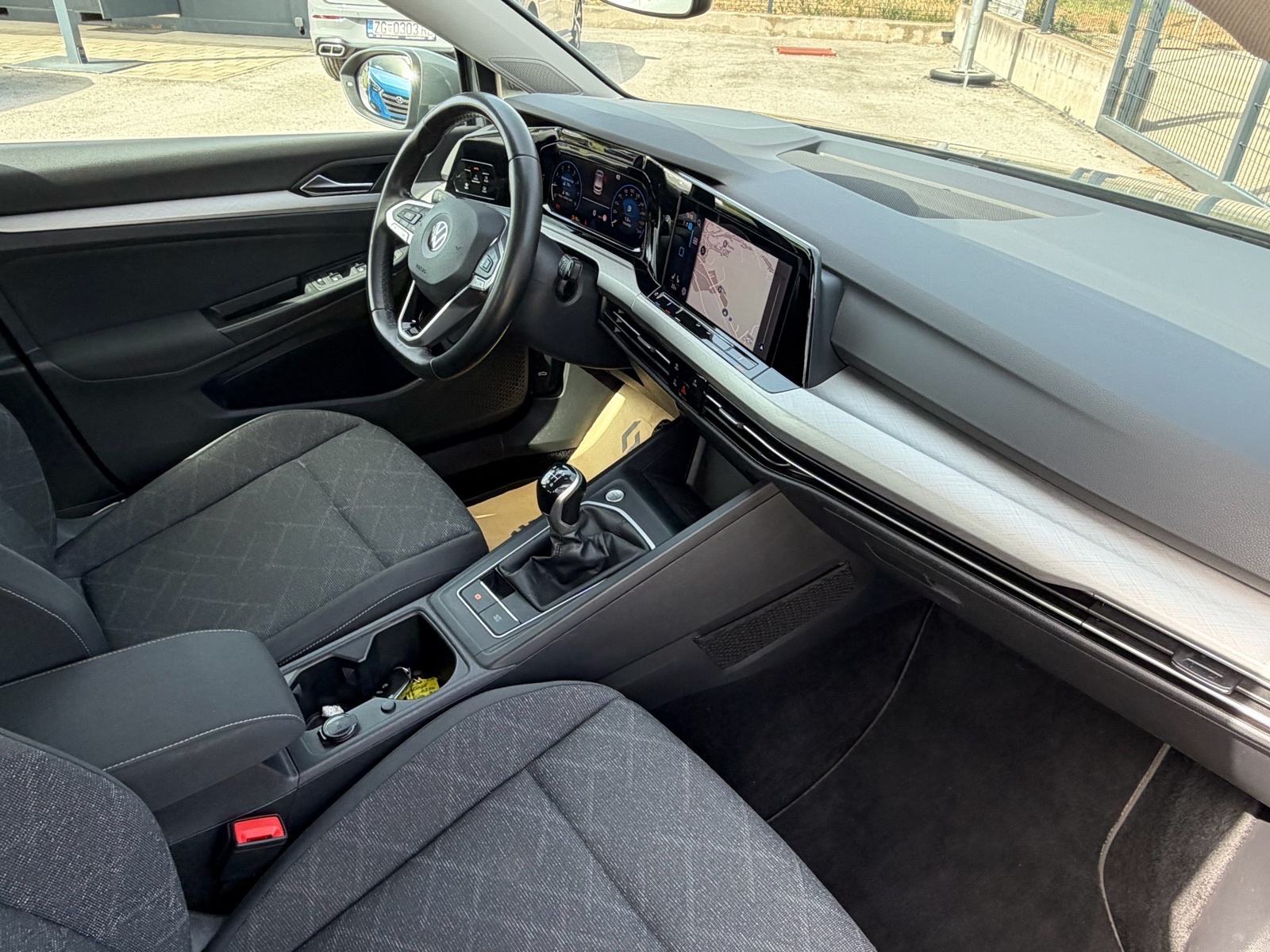 VW Golf 8 1,5 TSI Life ACC Navi MFV Grij.volana Bluetooth Servisna, fotografija 17