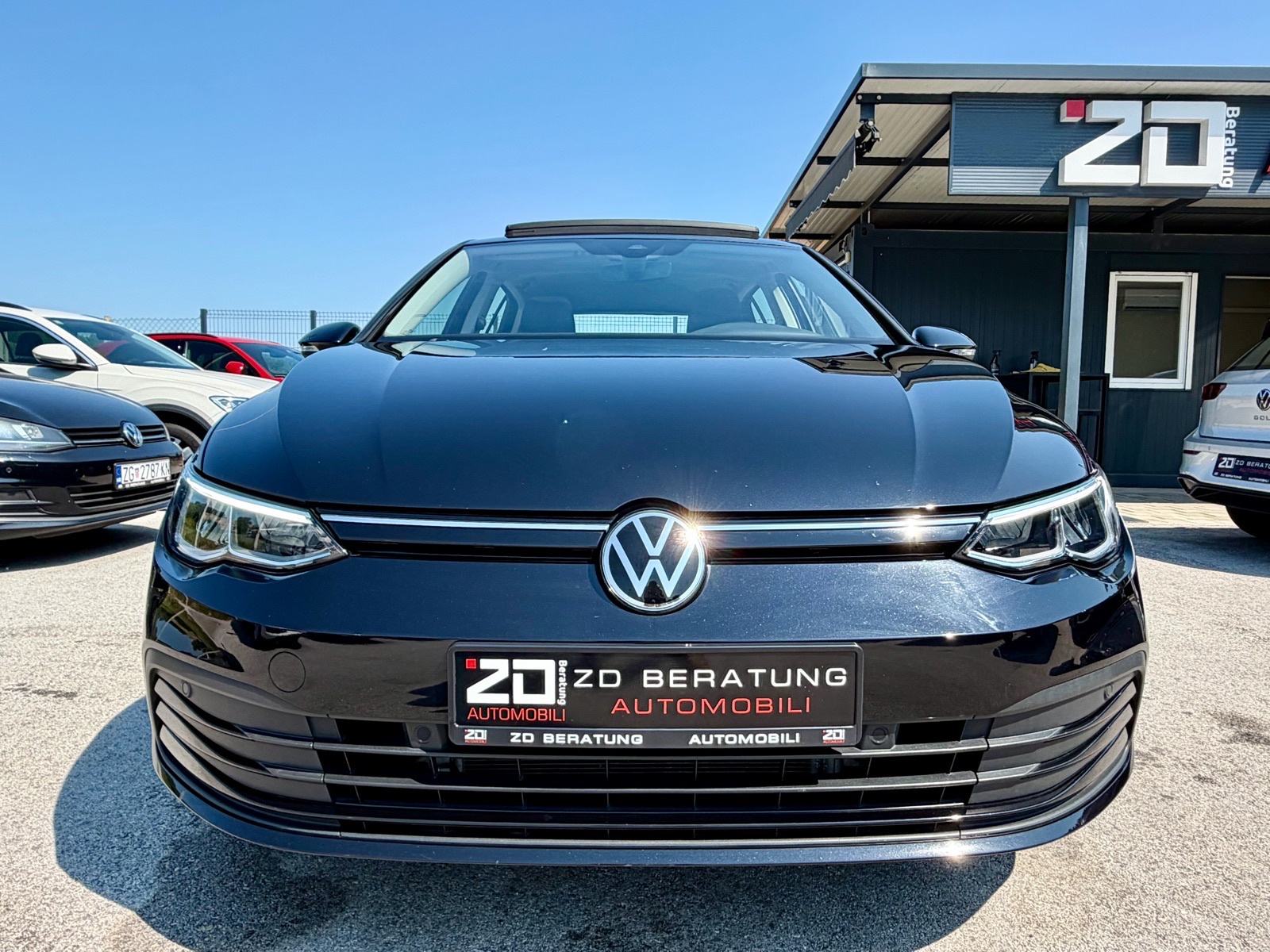 VW Golf 8 1,5 TSI Life Panorama Navi Grij. volana ACC Keyless Servisna, fotografija 3