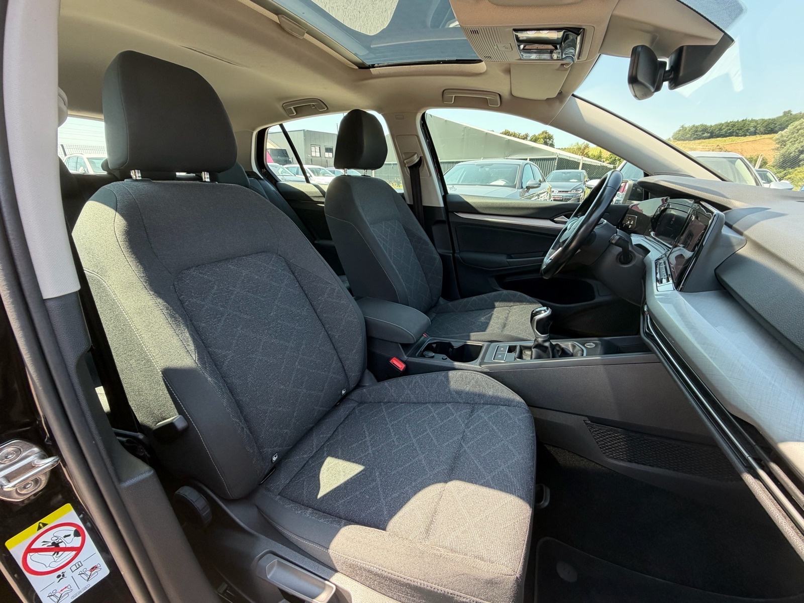 VW Golf 8 1,5 TSI Life Panorama Navi Grij. volana ACC Keyless Servisna, fotografija 15