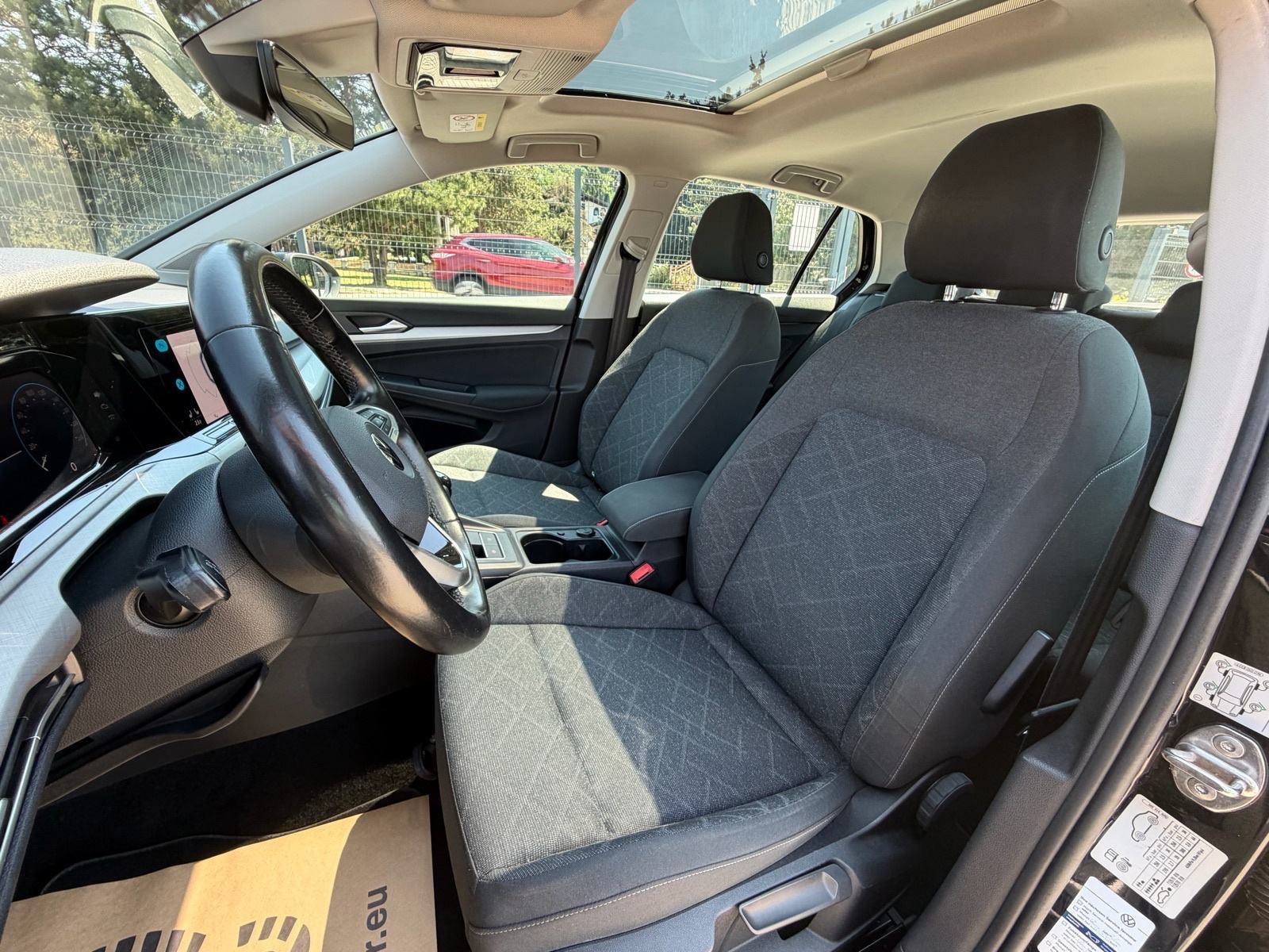 VW Golf 8 1,5 TSI Life Panorama Navi Grij. volana ACC Keyless Servisna, fotografija 12