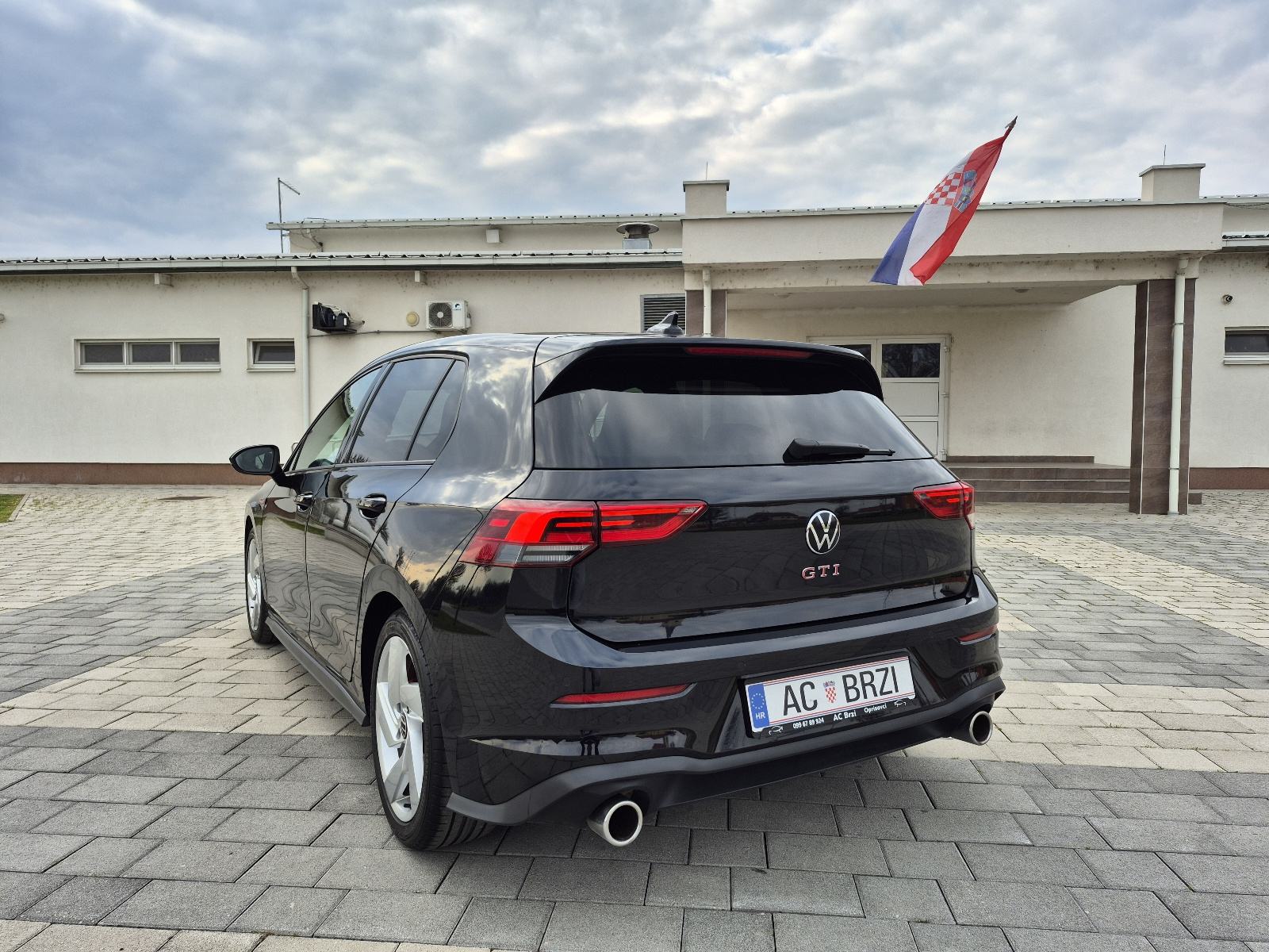 VW Golf 8 2,0 GTI 245ks,DSG,senzori360,Keyless,kamera,mrtvi kut, fotografija 6