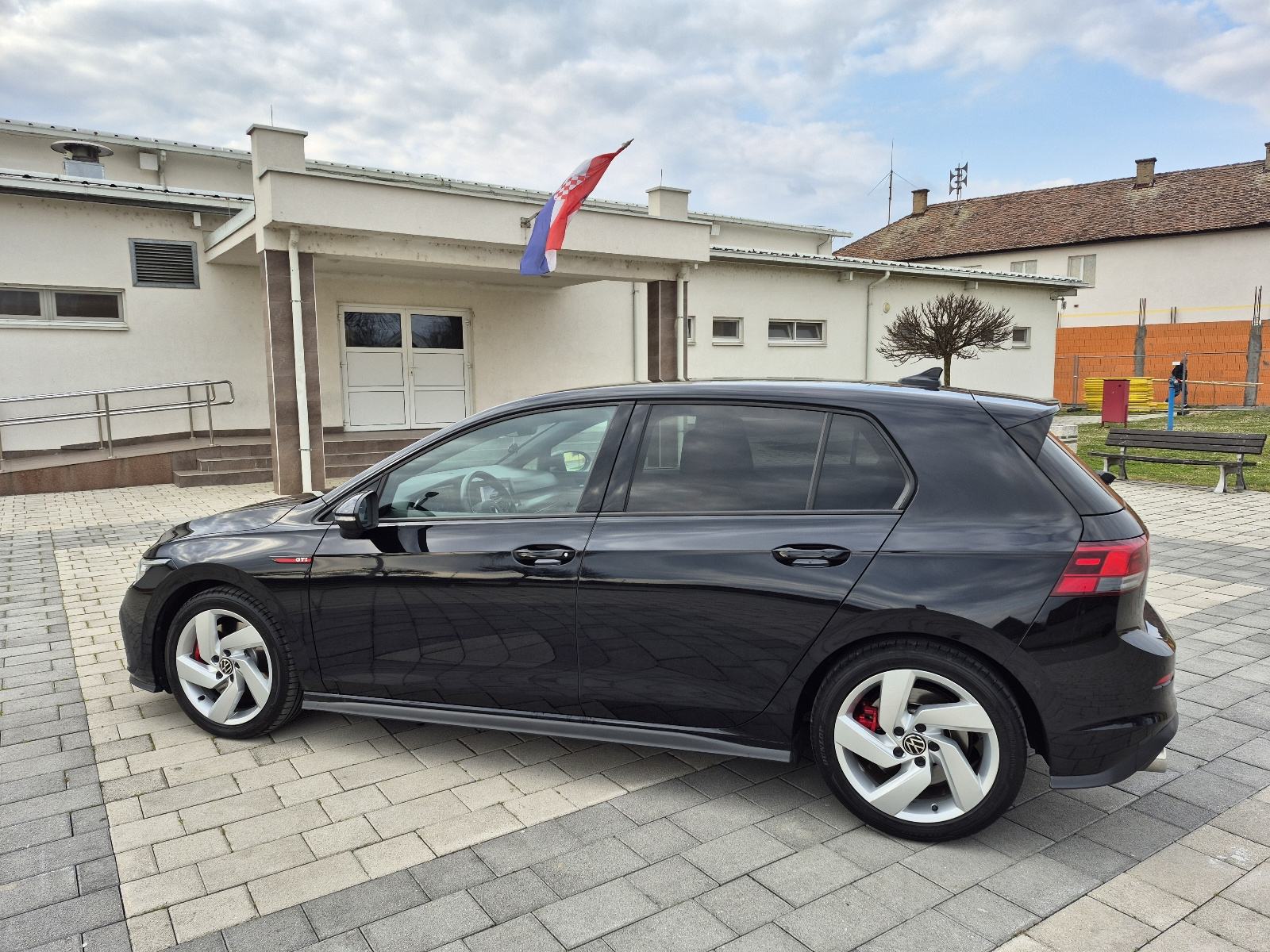 VW Golf 8 2,0 GTI 245ks,DSG,senzori360,Keyless,kamera,mrtvi kut, fotografija 5