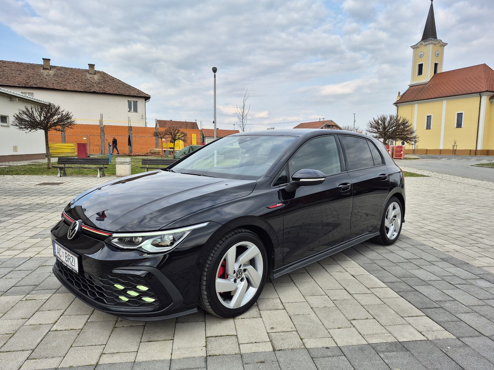 VW Golf 8 2,0 GTI 245ks,DSG,senzori360,Keyless,kamera,mrtvi kut, fotografija 3