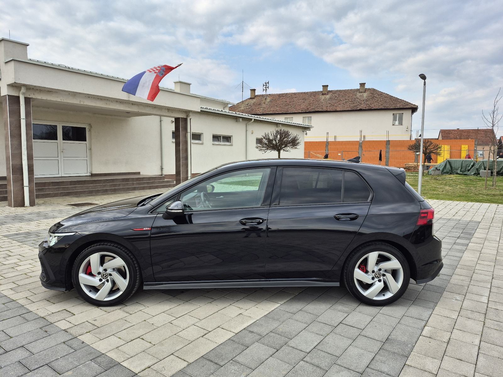 VW Golf 8 2,0 GTI 245ks,DSG,senzori360,Keyless,kamera,mrtvi kut, fotografija 4