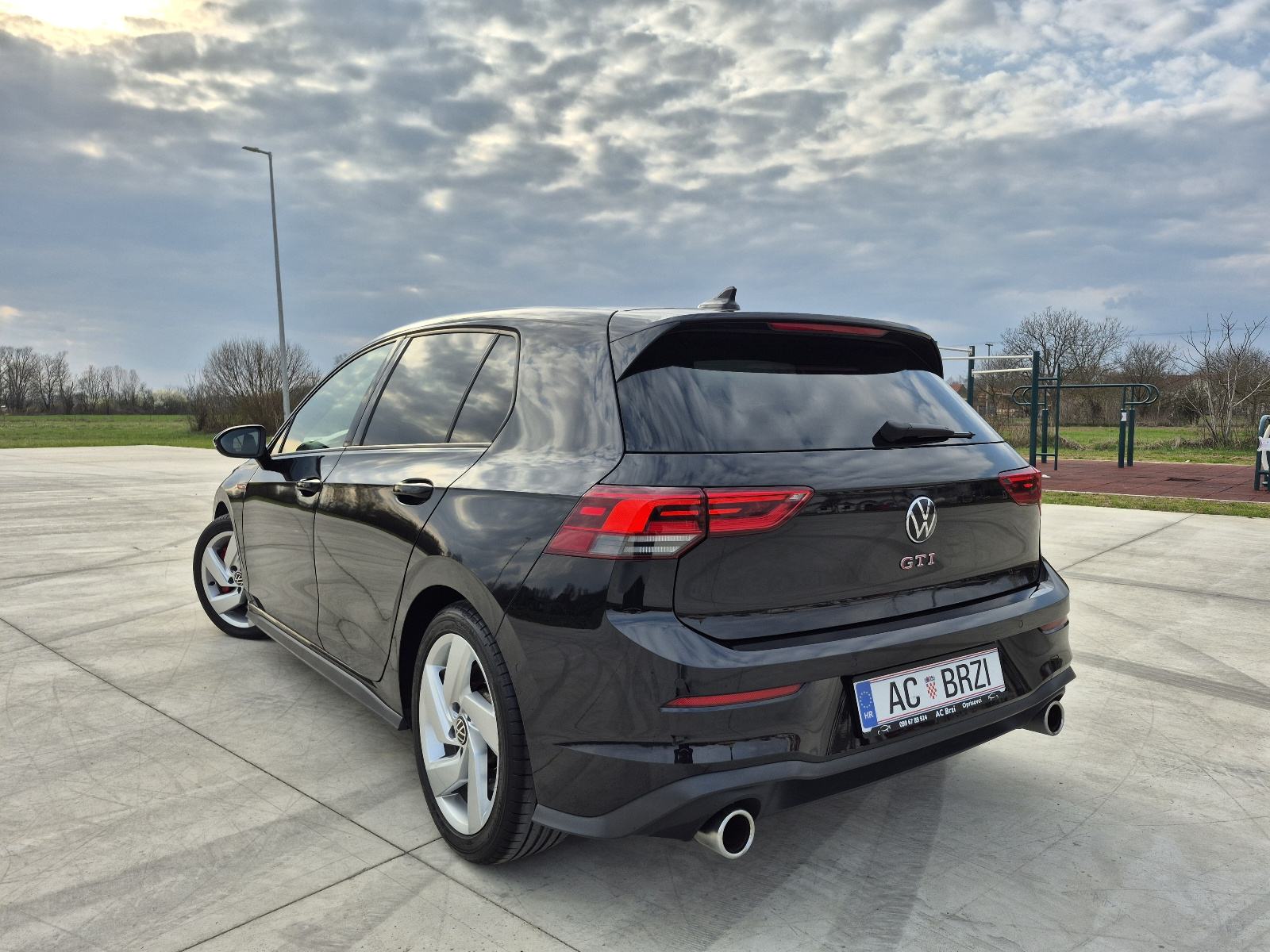 VW Golf 8 2,0 GTI 245ks,DSG,senzori360,Keyless,kamera,mrtvi kut, fotografija 13