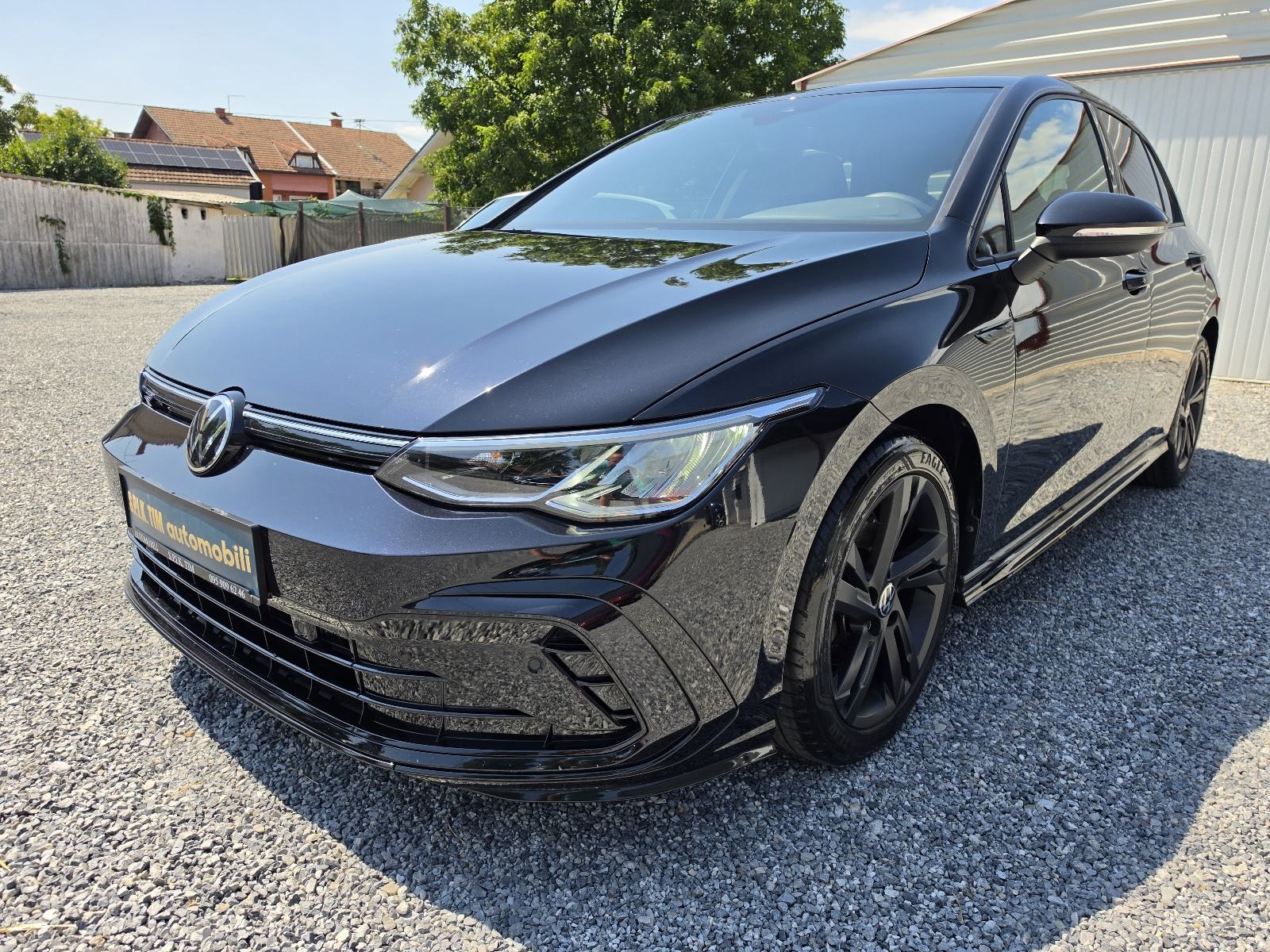 VW Golf 8 2,0 TDI 86TKM,SERV.,NAVI.,LED,PDC,KAM.,ALU.,BLACK, R LINE, pogled izvana - slika 1