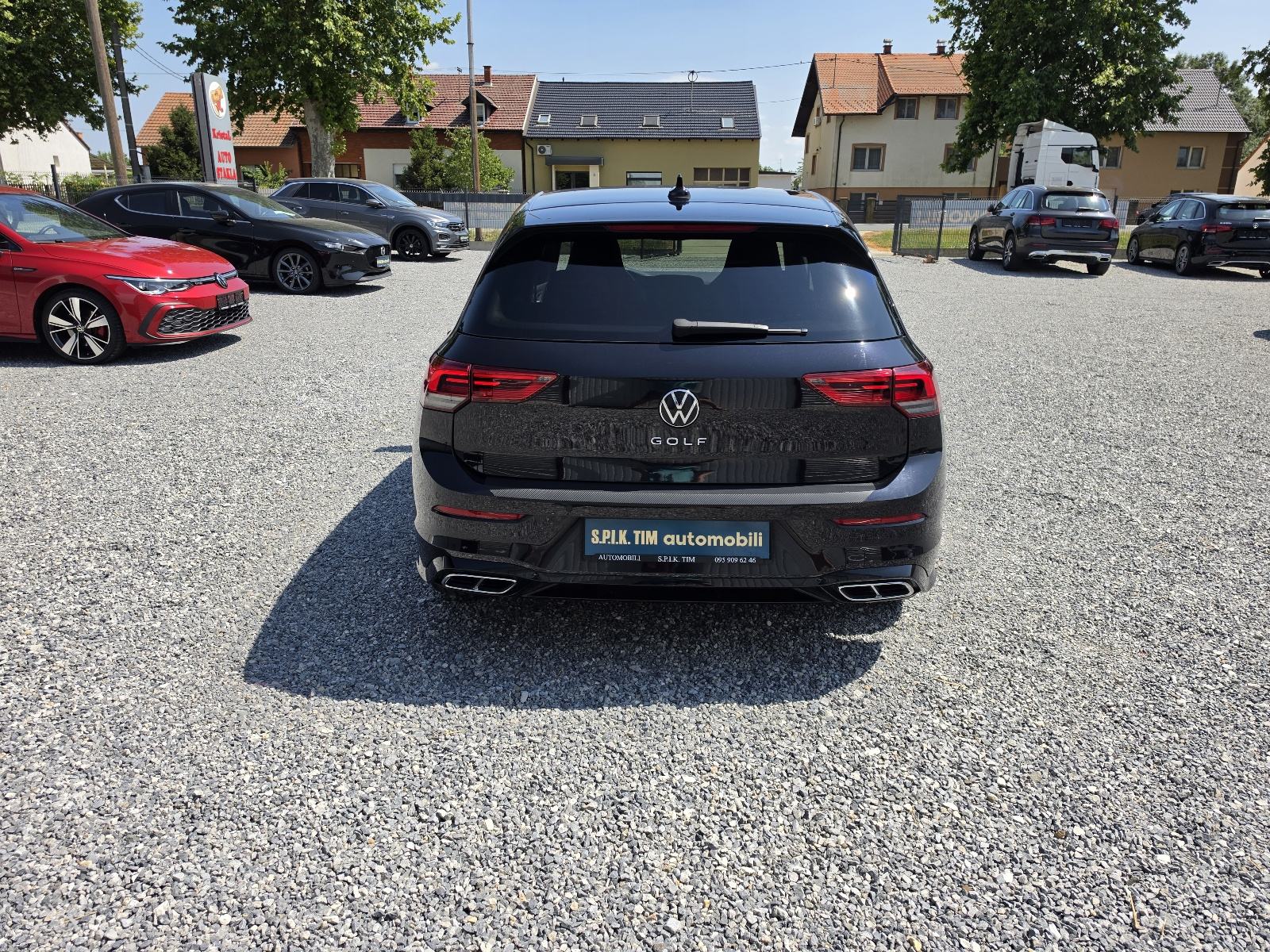 VW Golf 8 2,0 TDI 86TKM,SERV.,NAVI.,LED,PDC,KAM.,ALU.,BLACK, R LINE, pogled izvana - slika 4