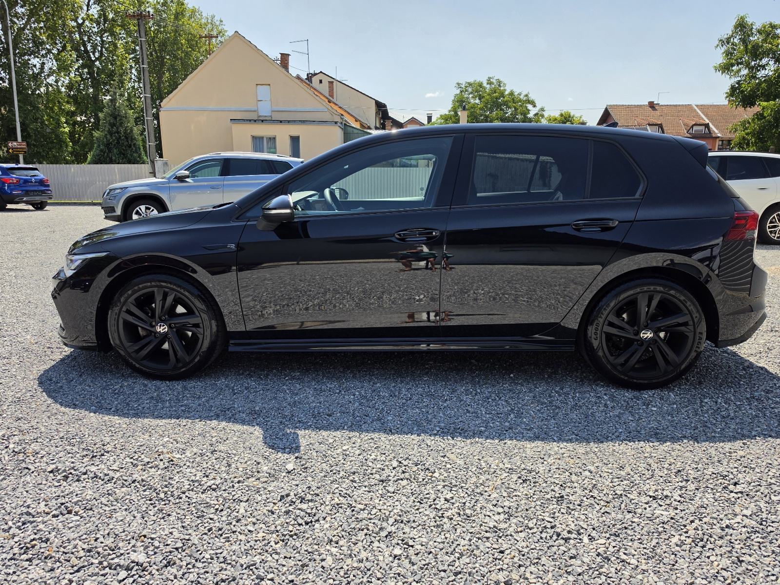 VW Golf 8 2,0 TDI 86TKM,SERV.,NAVI.,LED,PDC,KAM.,ALU.,BLACK, R LINE, pogled izvana - slika 2