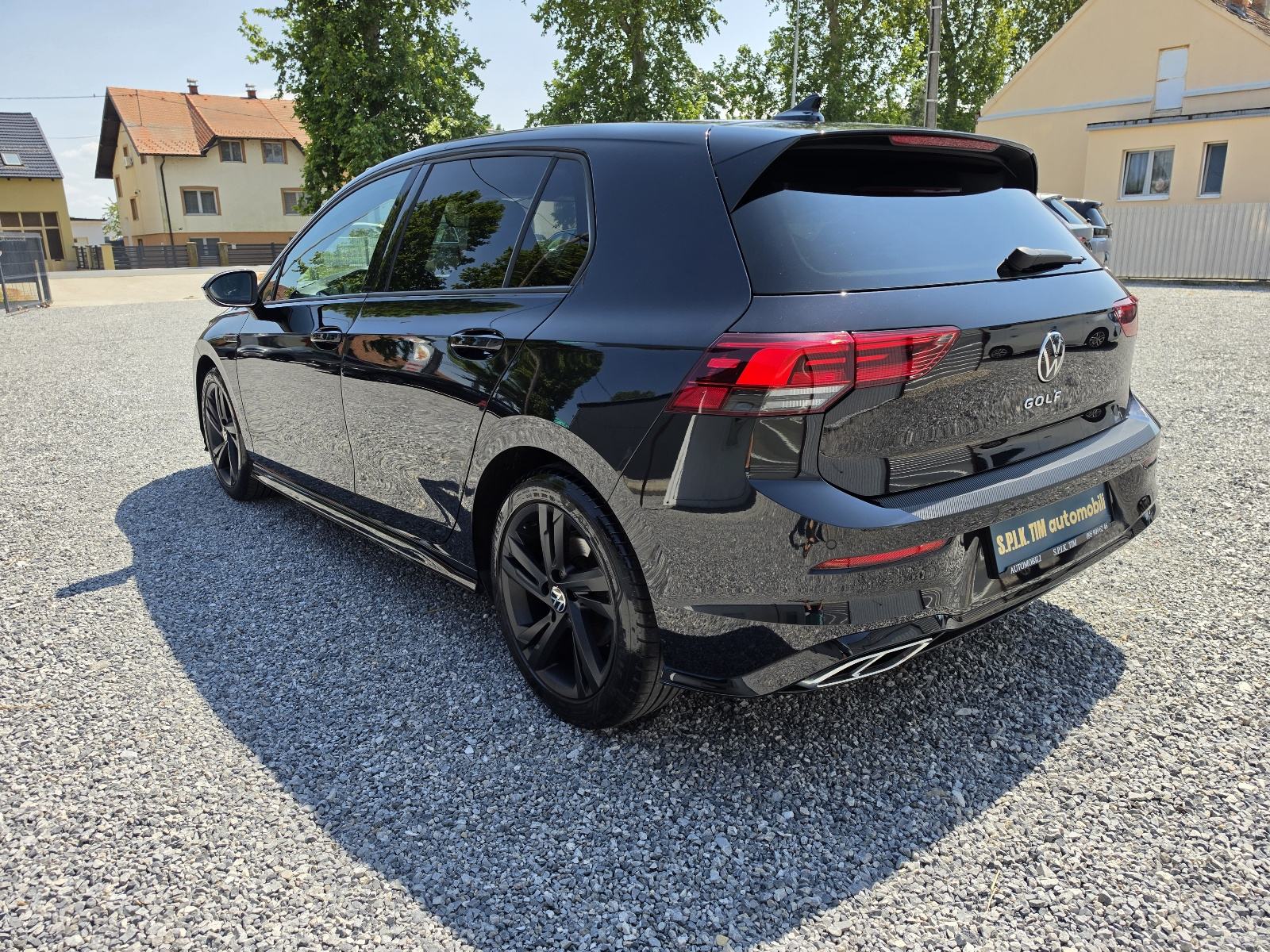 VW Golf 8 2,0 TDI 86TKM,SERV.,NAVI.,LED,PDC,KAM.,ALU.,BLACK, R LINE, pogled izvana - slika 3
