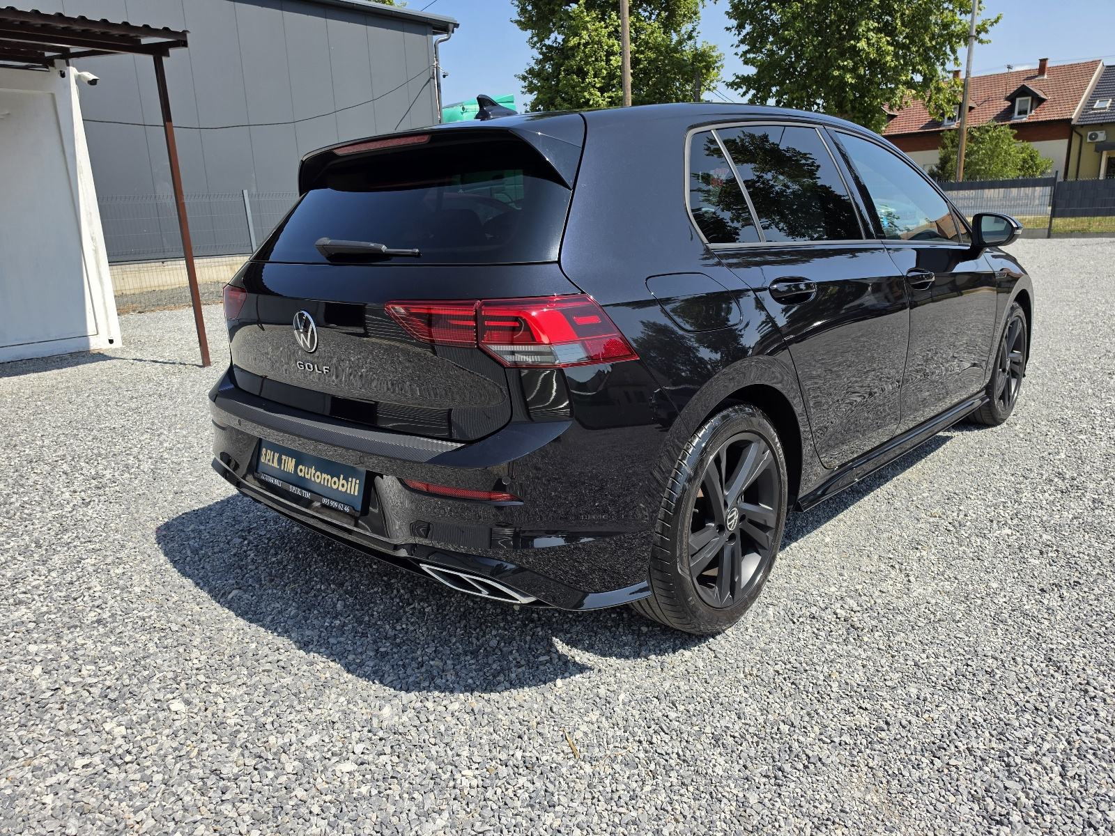VW Golf 8 2,0 TDI 86TKM,SERV.,NAVI.,LED,PDC,KAM.,ALU.,BLACK, R LINE, pogled izvana - slika 5