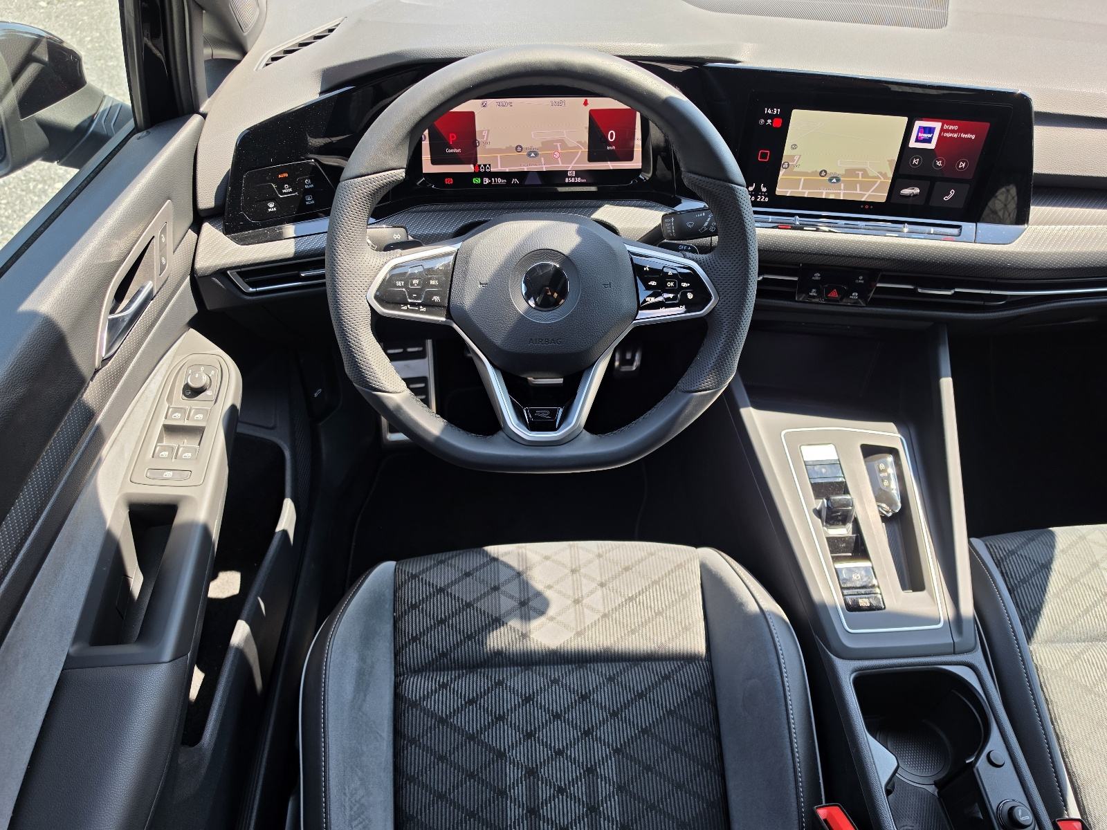 VW Golf 8 2,0 TDI 86TKM,SERV.,NAVI.,LED,PDC,KAM.,ALU.,BLACK, R LINE, fotografija 9