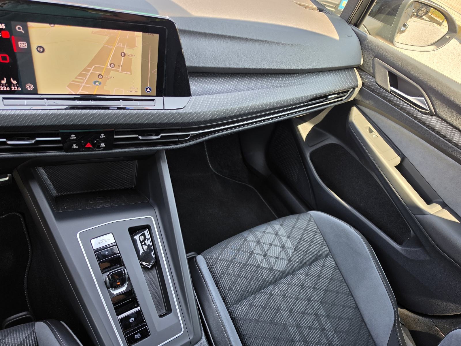 VW Golf 8 2,0 TDI 86TKM,SERV.,NAVI.,LED,PDC,KAM.,ALU.,BLACK, R LINE, fotografija 12