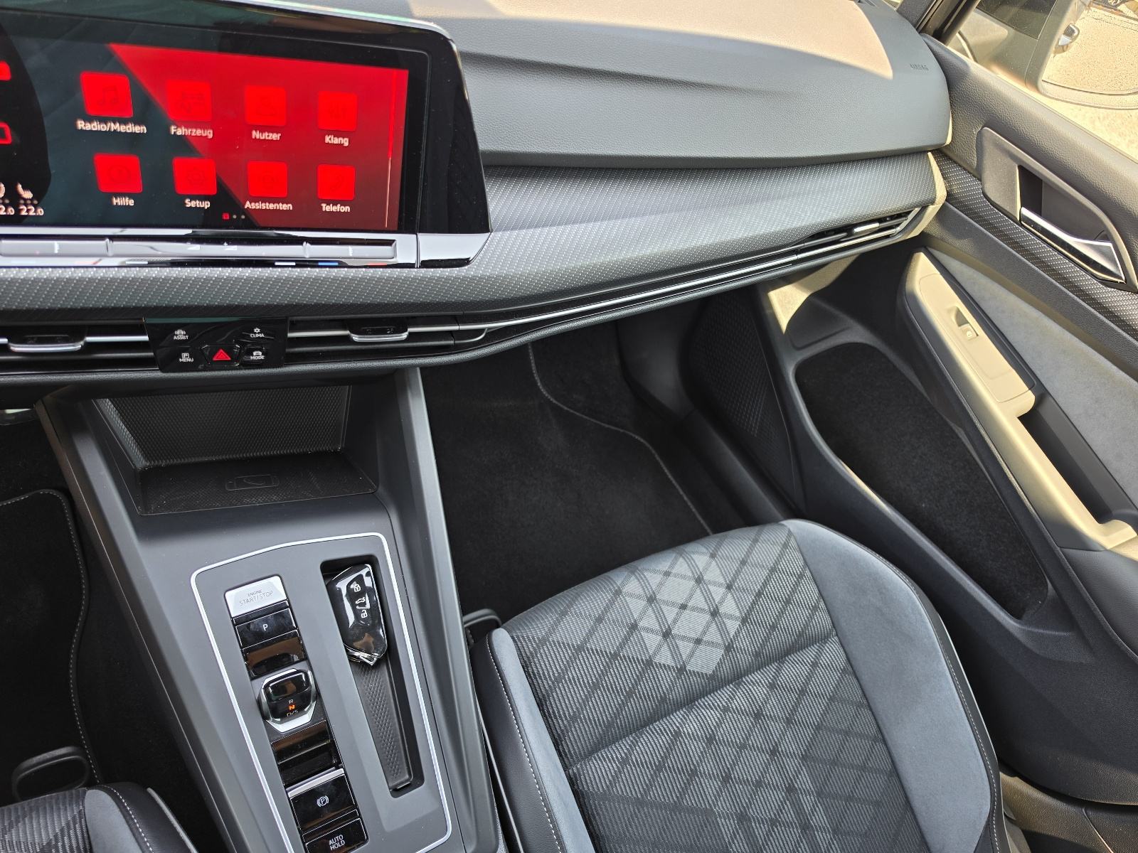 VW Golf 8 2,0 TDI 86TKM,SERV.,NAVI.,LED,PDC,KAM.,ALU.,BLACK, R LINE, fotografija 13