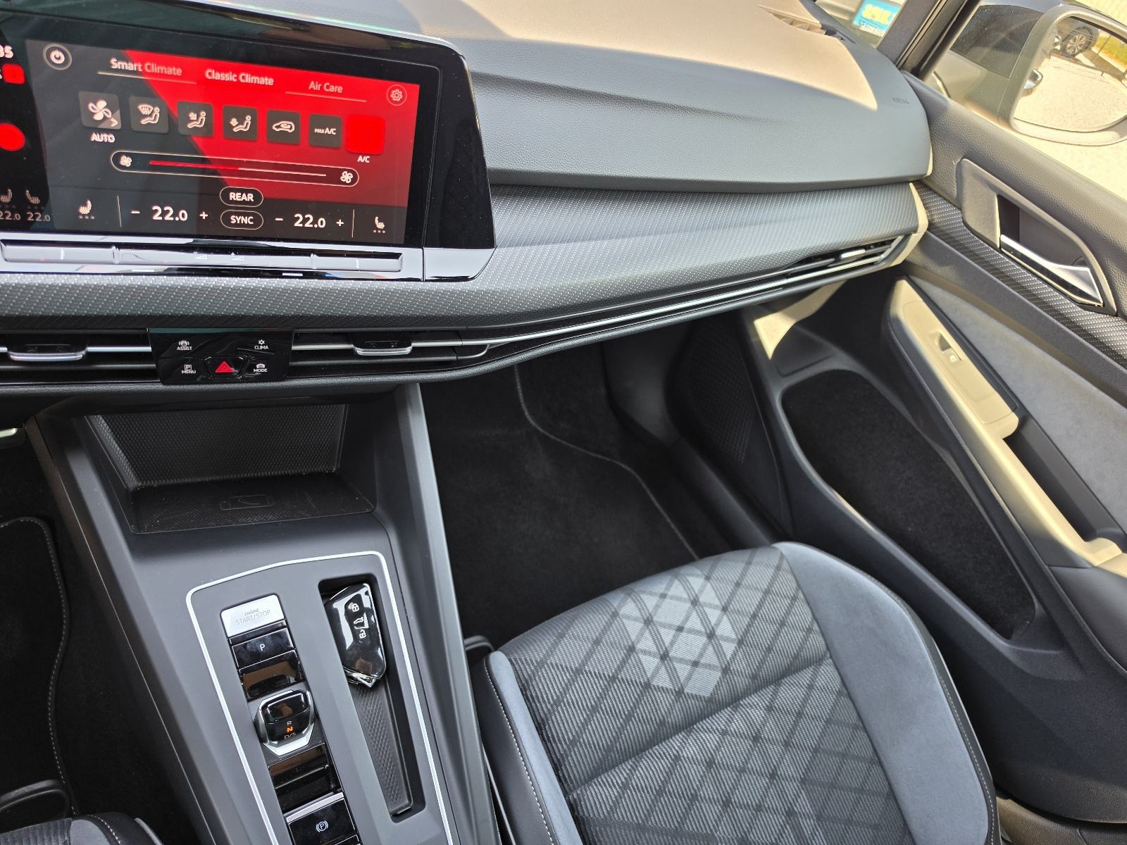 VW Golf 8 2,0 TDI 86TKM,SERV.,NAVI.,LED,PDC,KAM.,ALU.,BLACK, R LINE, fotografija 15