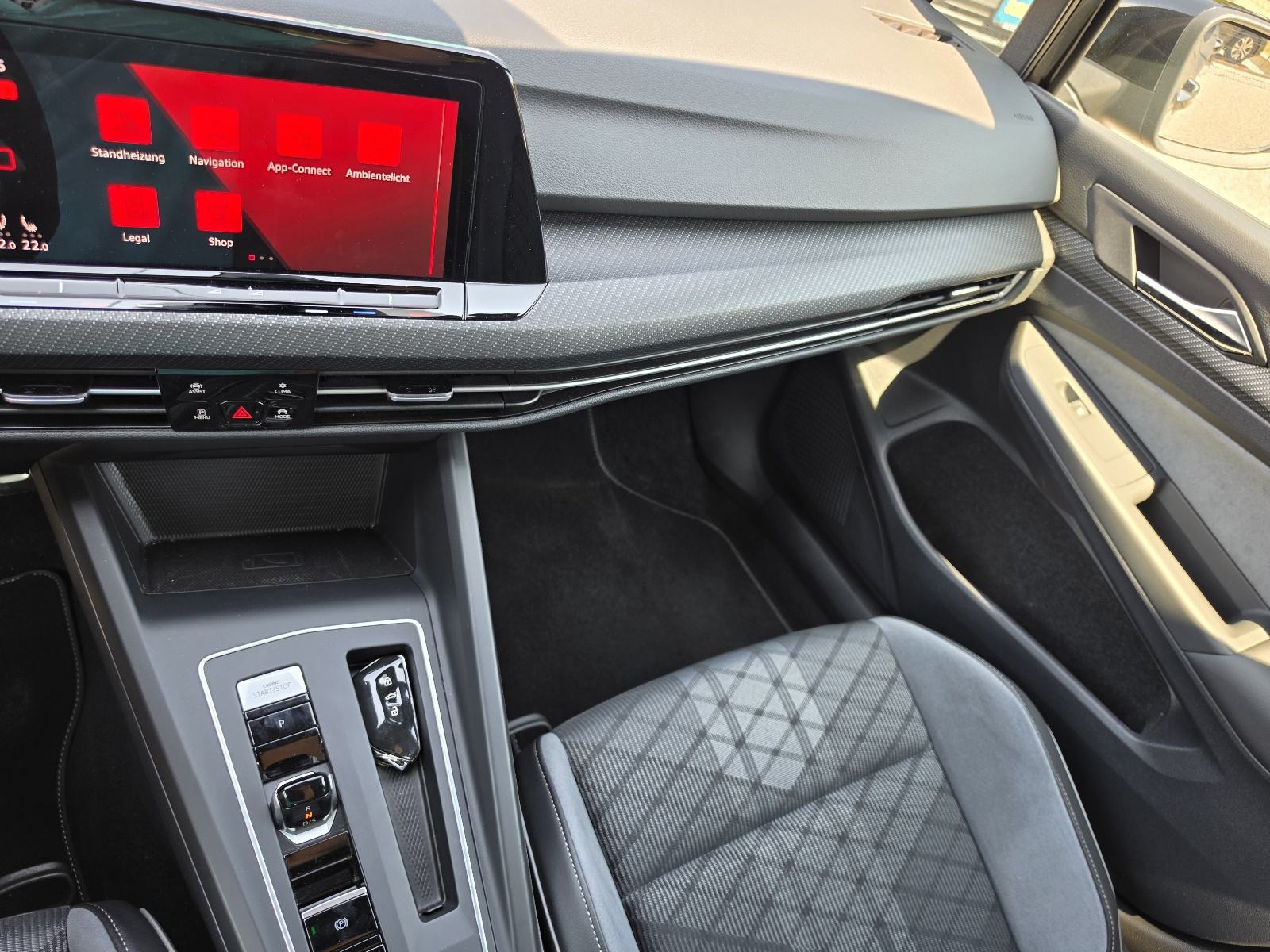 VW Golf 8 2,0 TDI 86TKM,SERV.,NAVI.,LED,PDC,KAM.,ALU.,BLACK, R LINE, fotografija 14