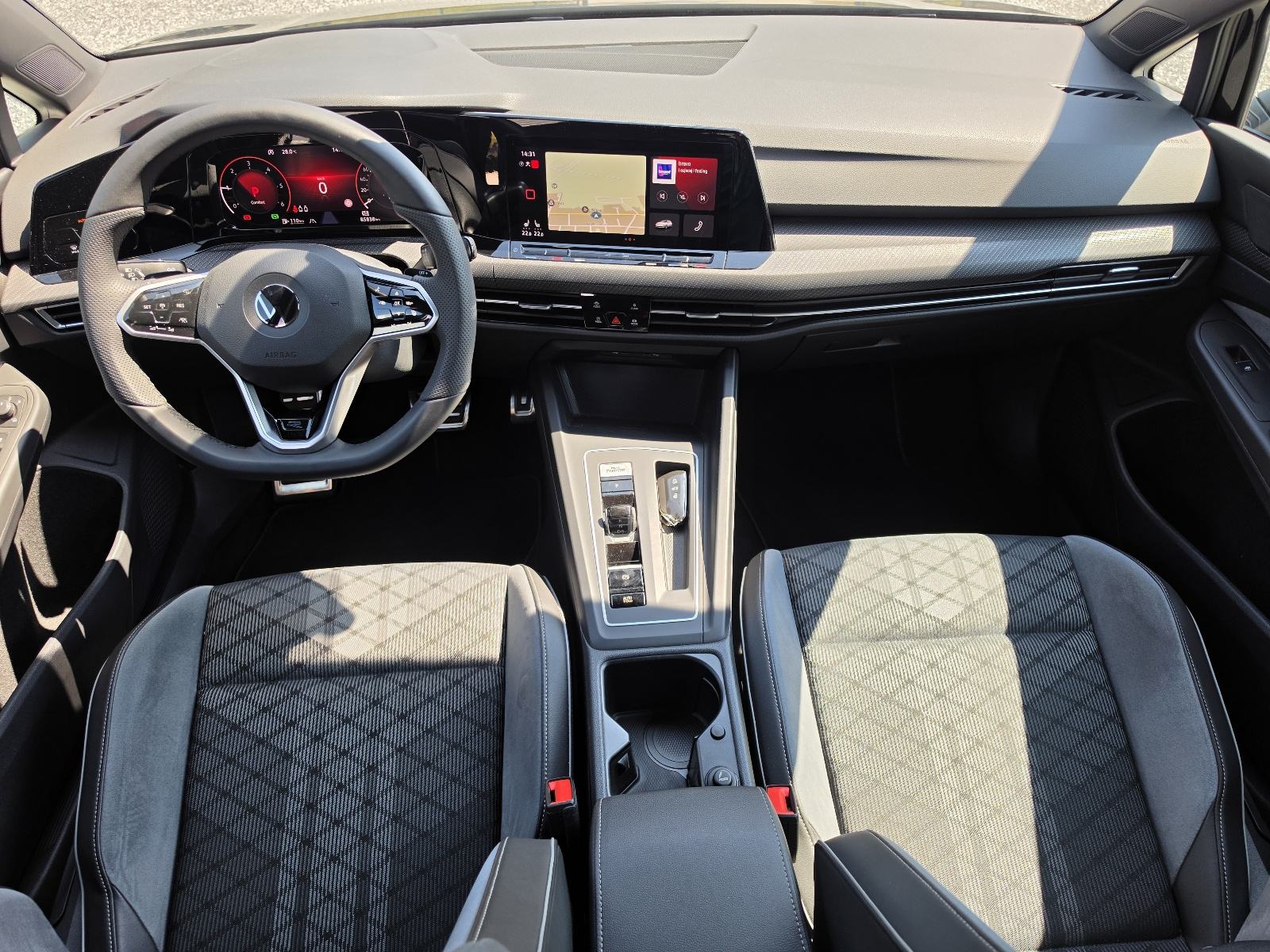 VW Golf 8 2,0 TDI 86TKM,SERV.,NAVI.,LED,PDC,KAM.,ALU.,BLACK, R LINE, fotografija 18