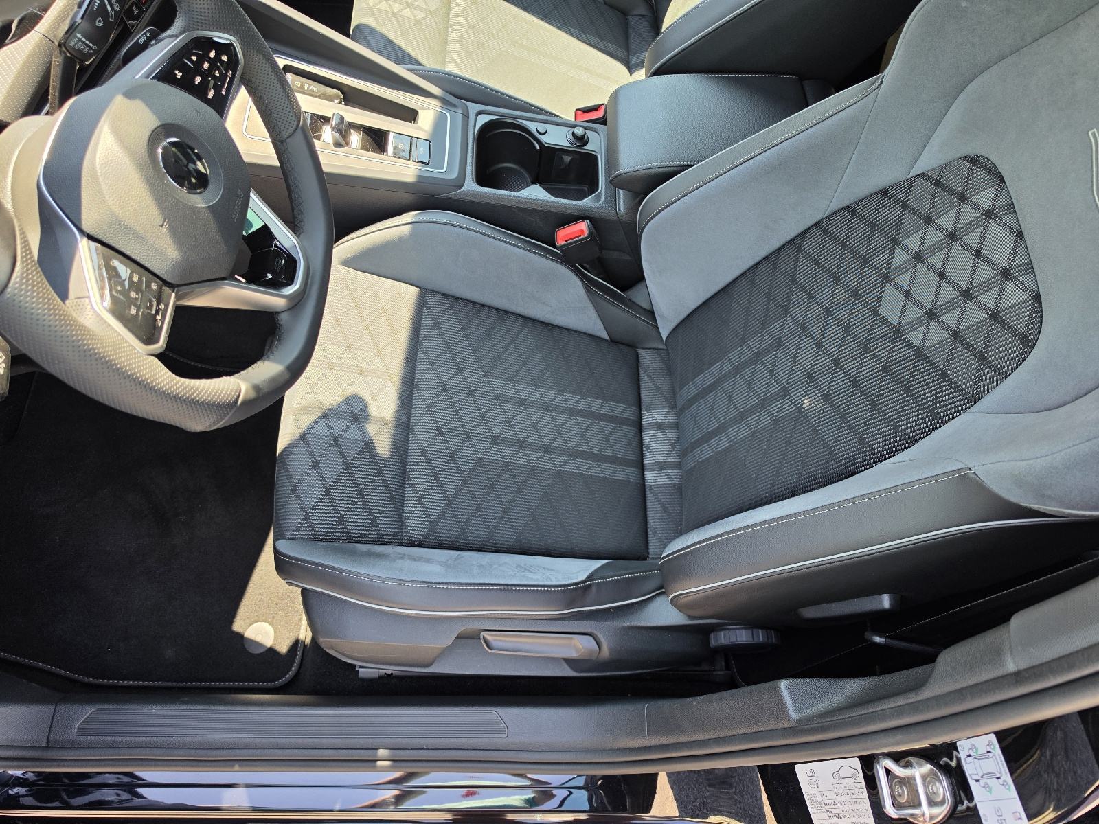 VW Golf 8 2,0 TDI 86TKM,SERV.,NAVI.,LED,PDC,KAM.,ALU.,BLACK, R LINE, fotografija 19