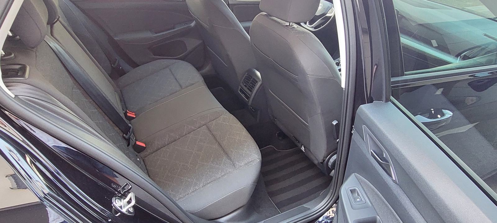 VW Golf 8 2,0 TDI automatik (Navigacija, Kamera i dosta druge opreme), fotografija 16