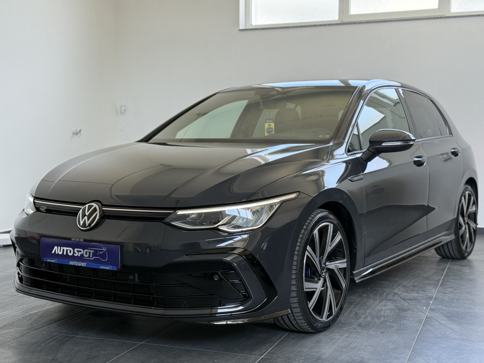 VW Golf 8 2,0 TDI DSG •R-LINE•ACC•LANE ASSIST•AMBI•LEASING BEZ UČEŠĆA, fotografija 2
