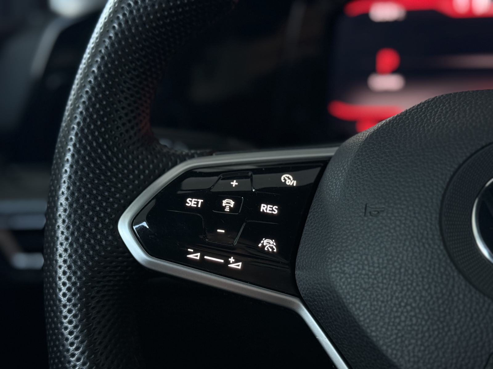 VW Golf 8 2,0 TDI DSG •R-LINE•ACC•LANE ASSIST•AMBI•LEASING BEZ UČEŠĆA, fotografija 13