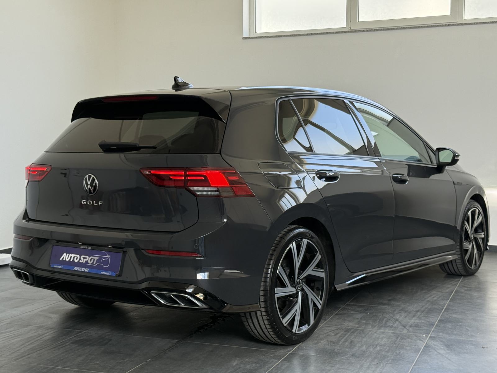 VW Golf 8 2,0 TDI DSG •R-LINE•ACC•LANE ASSIST•AMBI•LEASING BEZ UČEŠĆA, fotografija 6