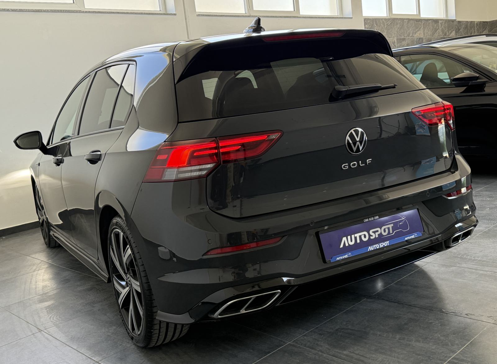 VW Golf 8 2,0 TDI DSG •R-LINE•ACC•LANE ASSIST•AMBI•LEASING BEZ UČEŠĆA, fotografija 4