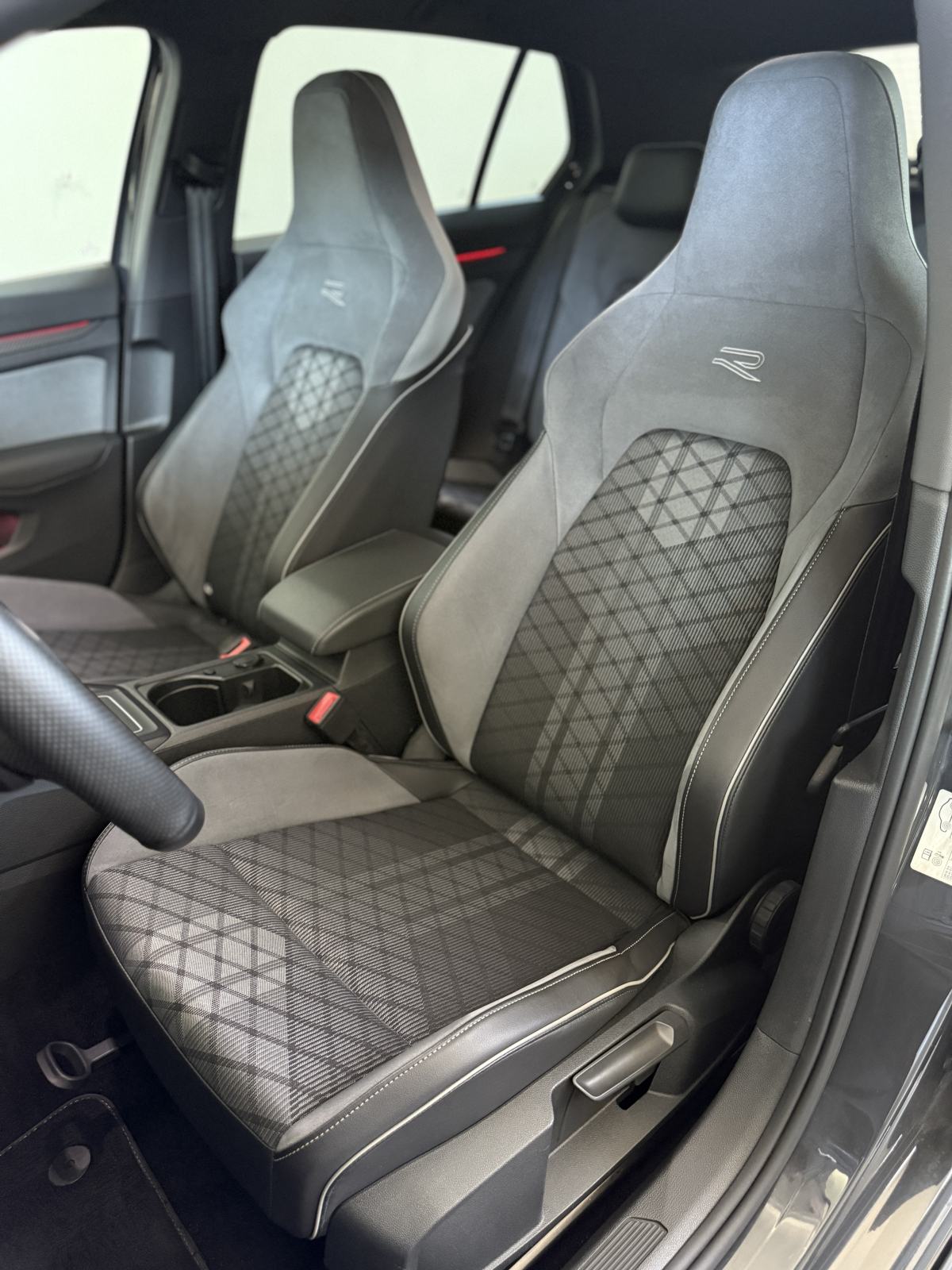VW Golf 8 2,0 TDI DSG •R-LINE•ACC•LANE ASSIST•AMBI•LEASING BEZ UČEŠĆA, fotografija 8