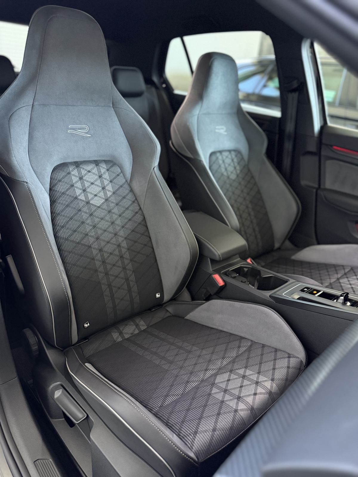 VW Golf 8 2,0 TDI DSG •R-LINE•ACC•LANE ASSIST•AMBI•LEASING BEZ UČEŠĆA, fotografija 9