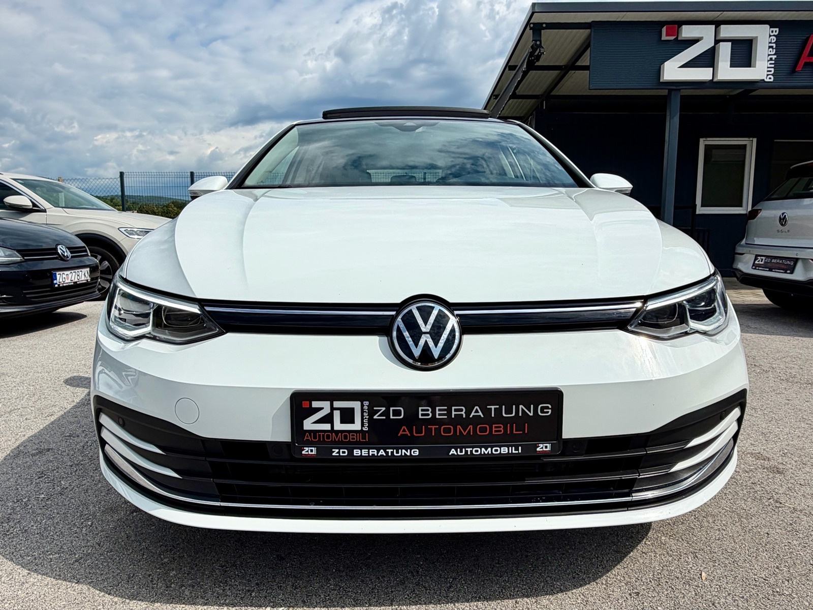 VW Golf 8 2,0 TDI DSG Style MATRIX IQ LIGHT Pano Navi Webasto Servisna, fotografija 2