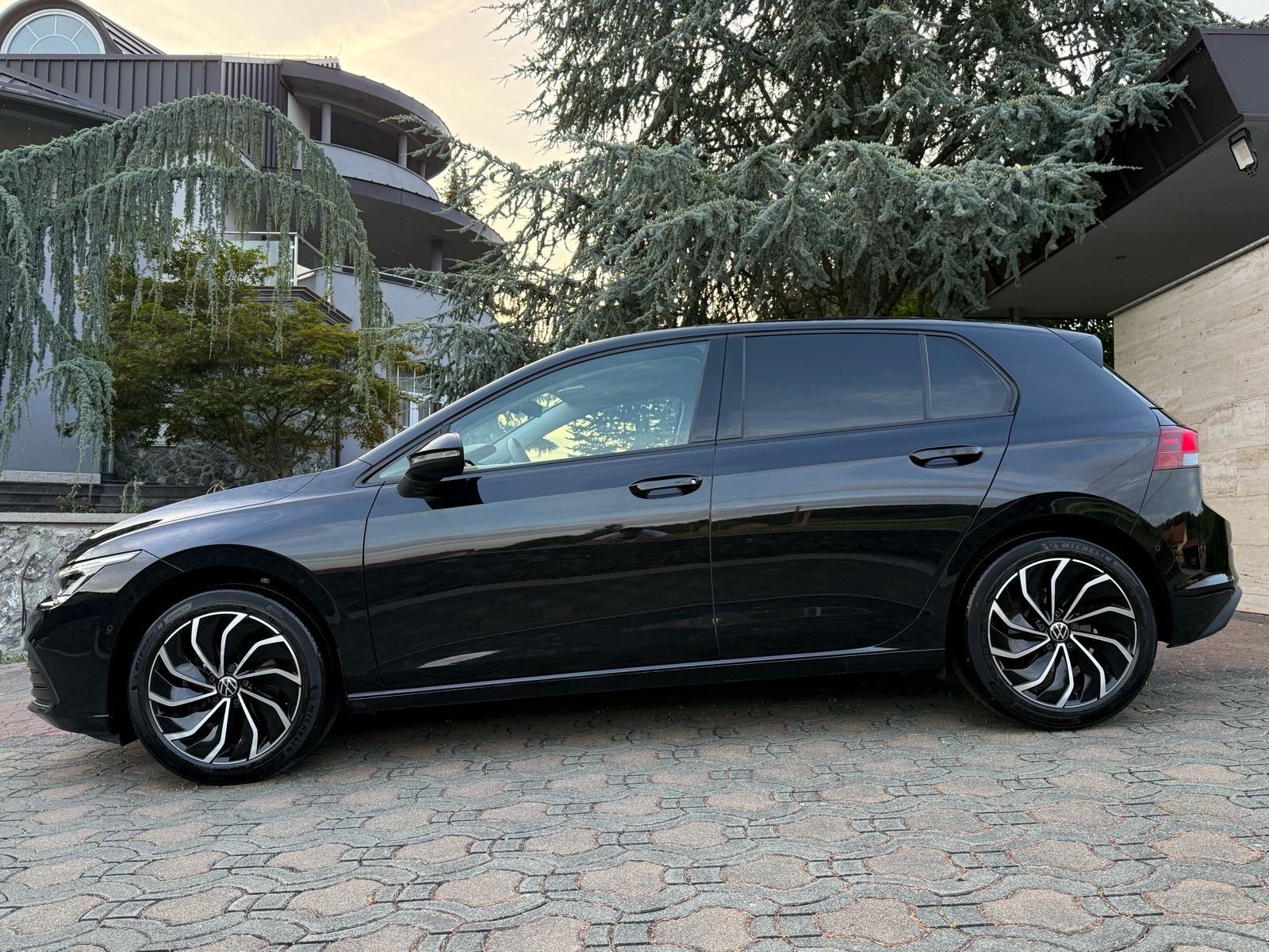 VW Golf 8 2,0 TDI LIFE, NAVI, KEYLESS, ACC, SERVISNA, fotografija 3