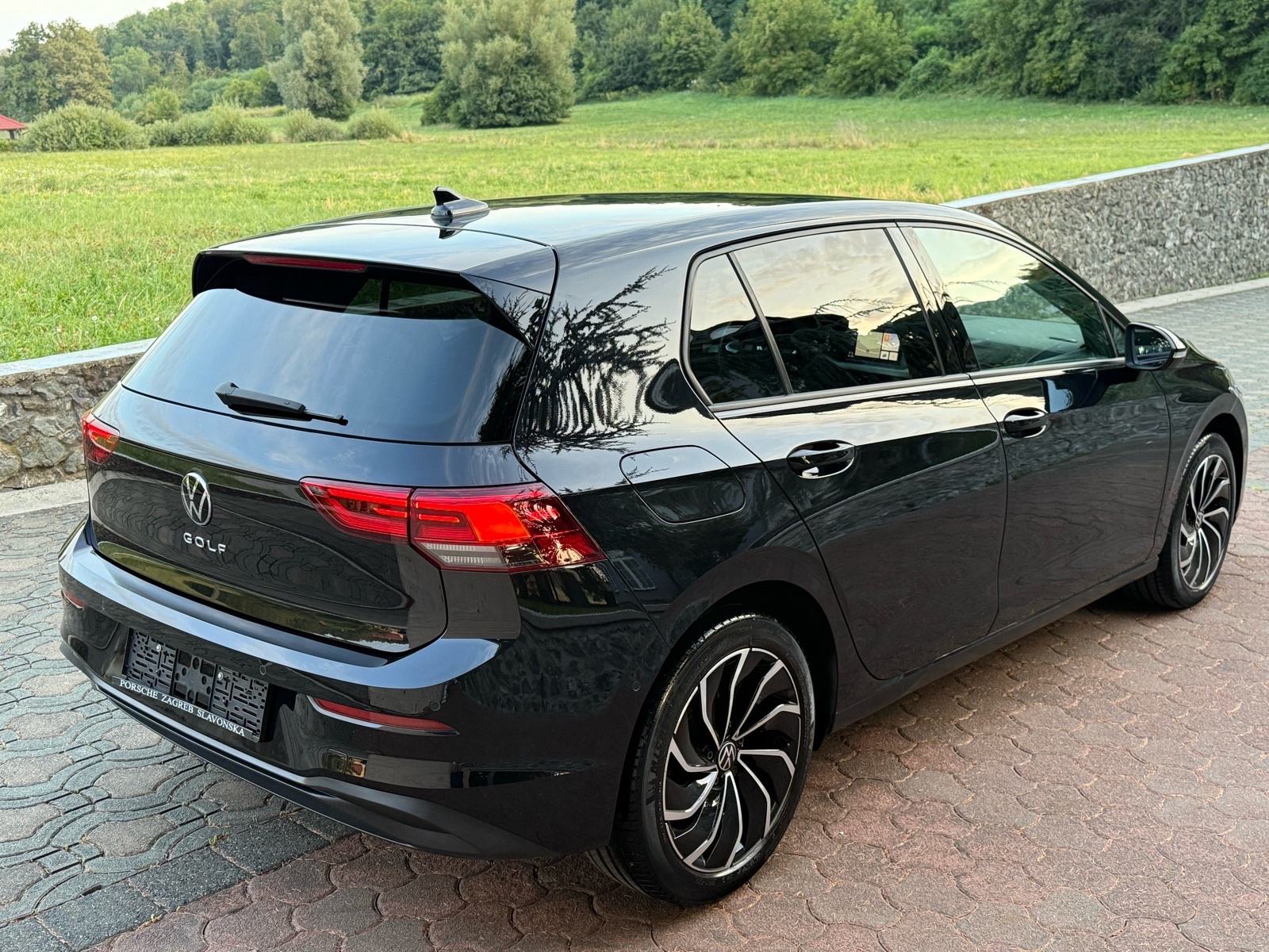 VW Golf 8 2,0 TDI LIFE, NAVI, KEYLESS, ACC, SERVISNA, fotografija 5