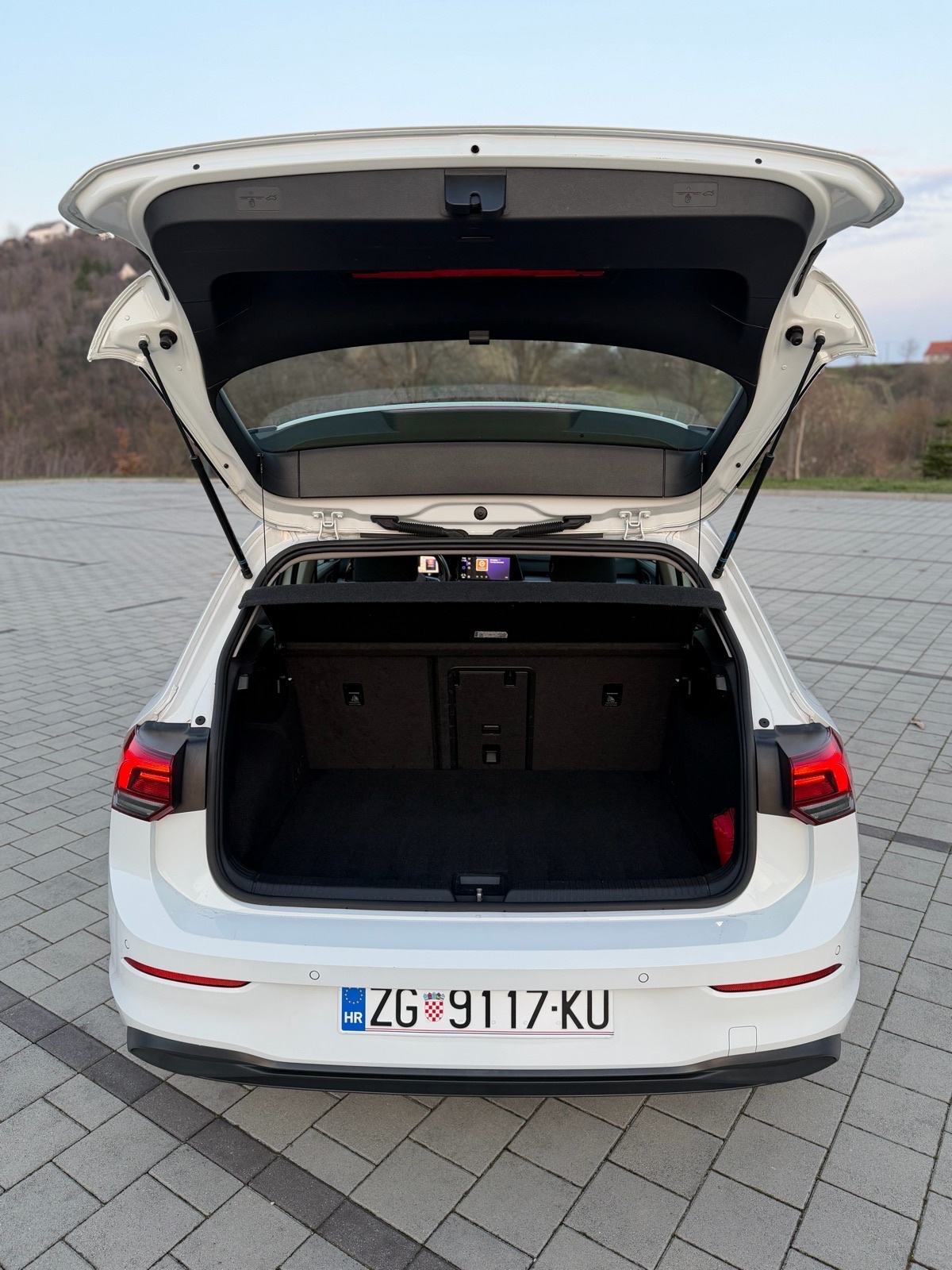 VW Golf 8 2,0 TDI LIFE, REGISTRIRAN, NAVI, KEYLESS, ACC, fotografija 6