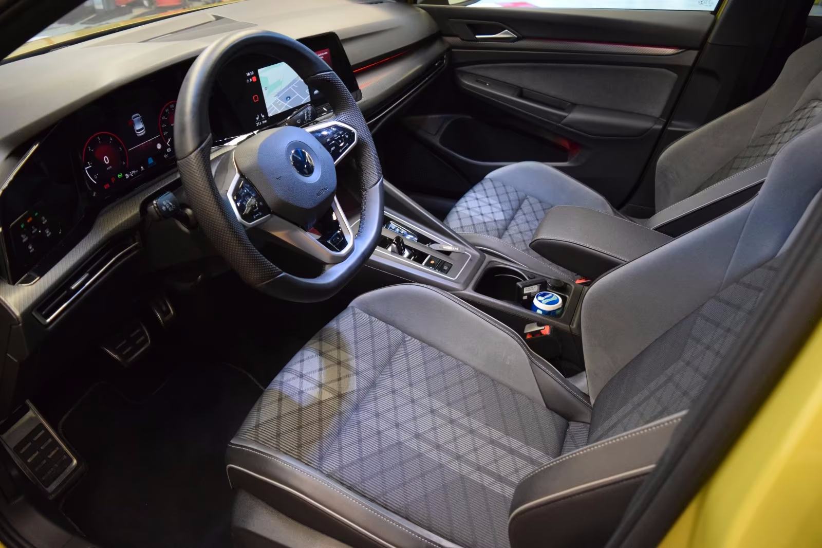 VW Golf 8 2.0 TDI⭐️R-Line⭐️PANO⭐️SPORTSKA SJEDALA⭐️LED⭐️POSEBNA OPREMA, fotografija 7