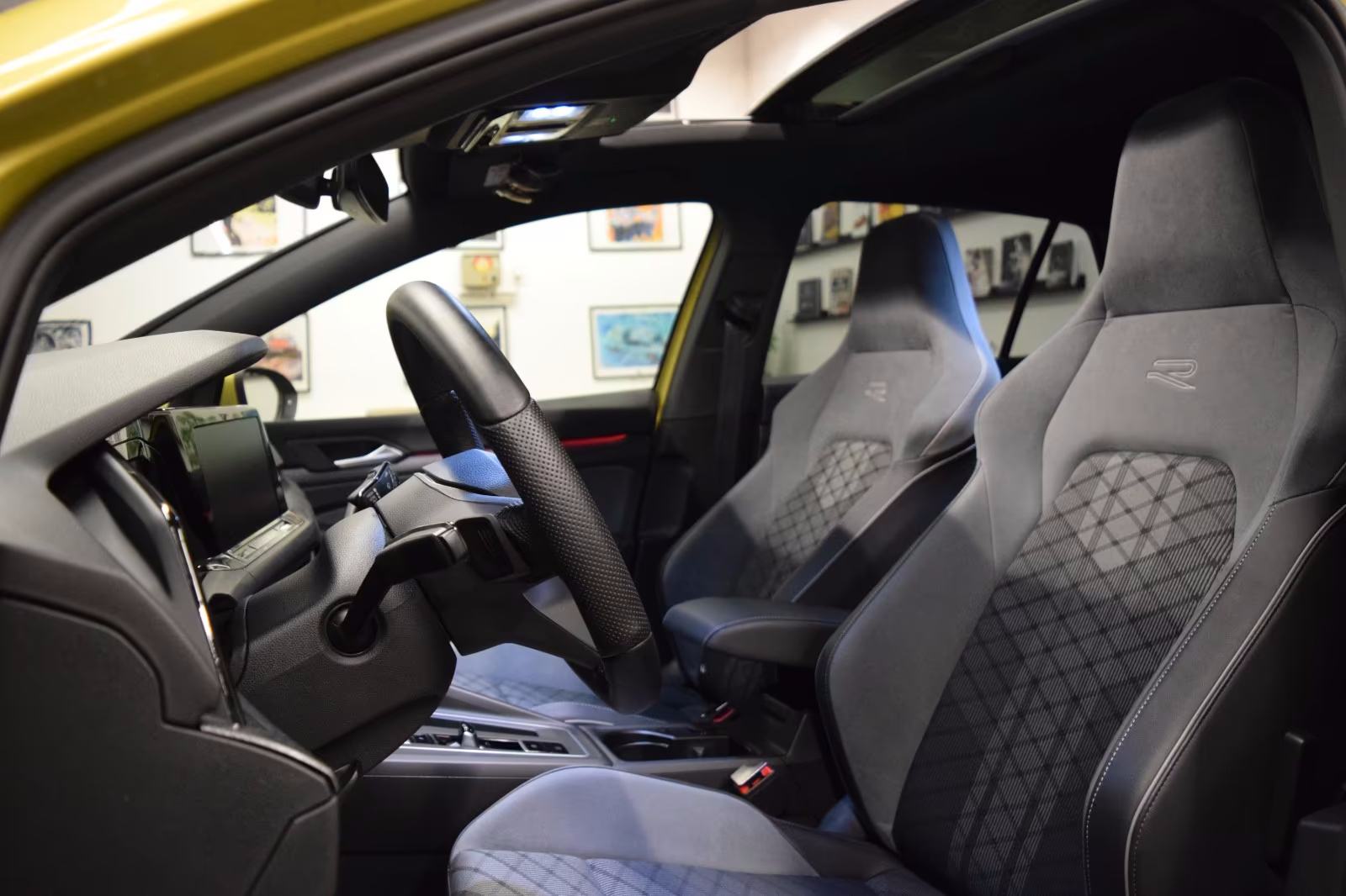 VW Golf 8 2.0 TDI⭐️R-Line⭐️PANO⭐️SPORTSKA SJEDALA⭐️LED⭐️POSEBNA OPREMA, fotografija 6